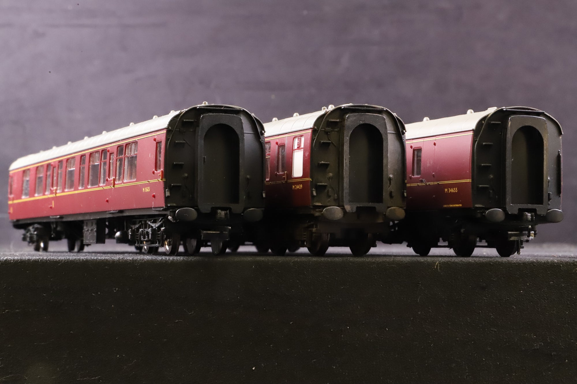 Hornby OO Rake of 3 BR MK1 Lined Maroon Coaches