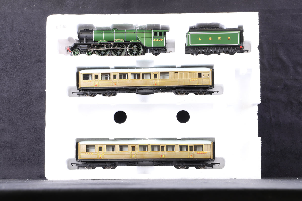 Hornby OO Class A3 &#39;Flying Scotsman&#39; &#39;4472&#39; &amp; 3 LNER Teak Coaches