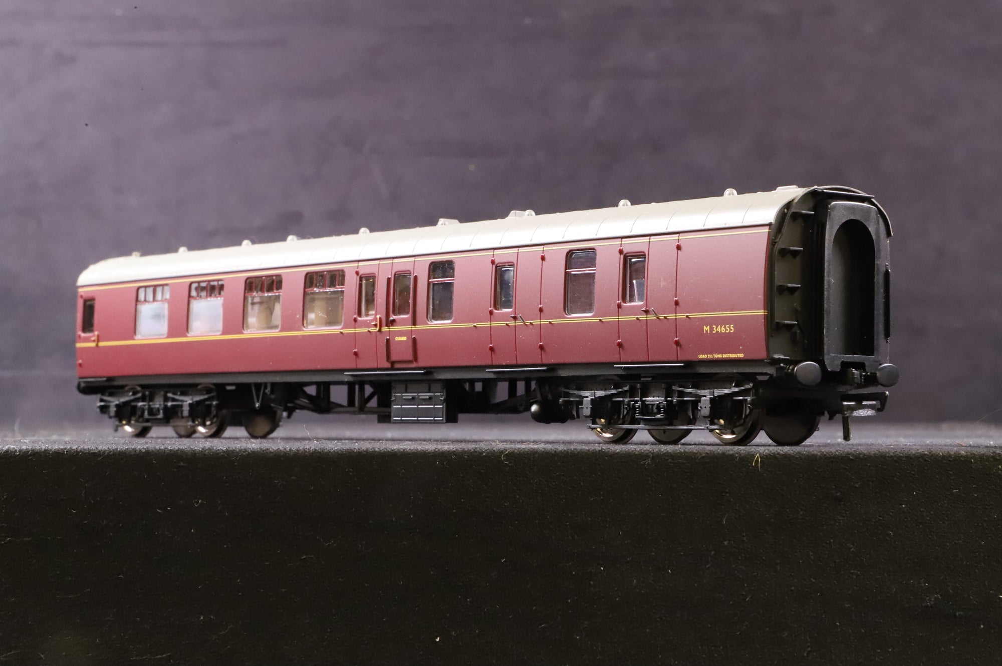 Hornby OO Rake of 3 BR MK1 Lined Maroon Coaches