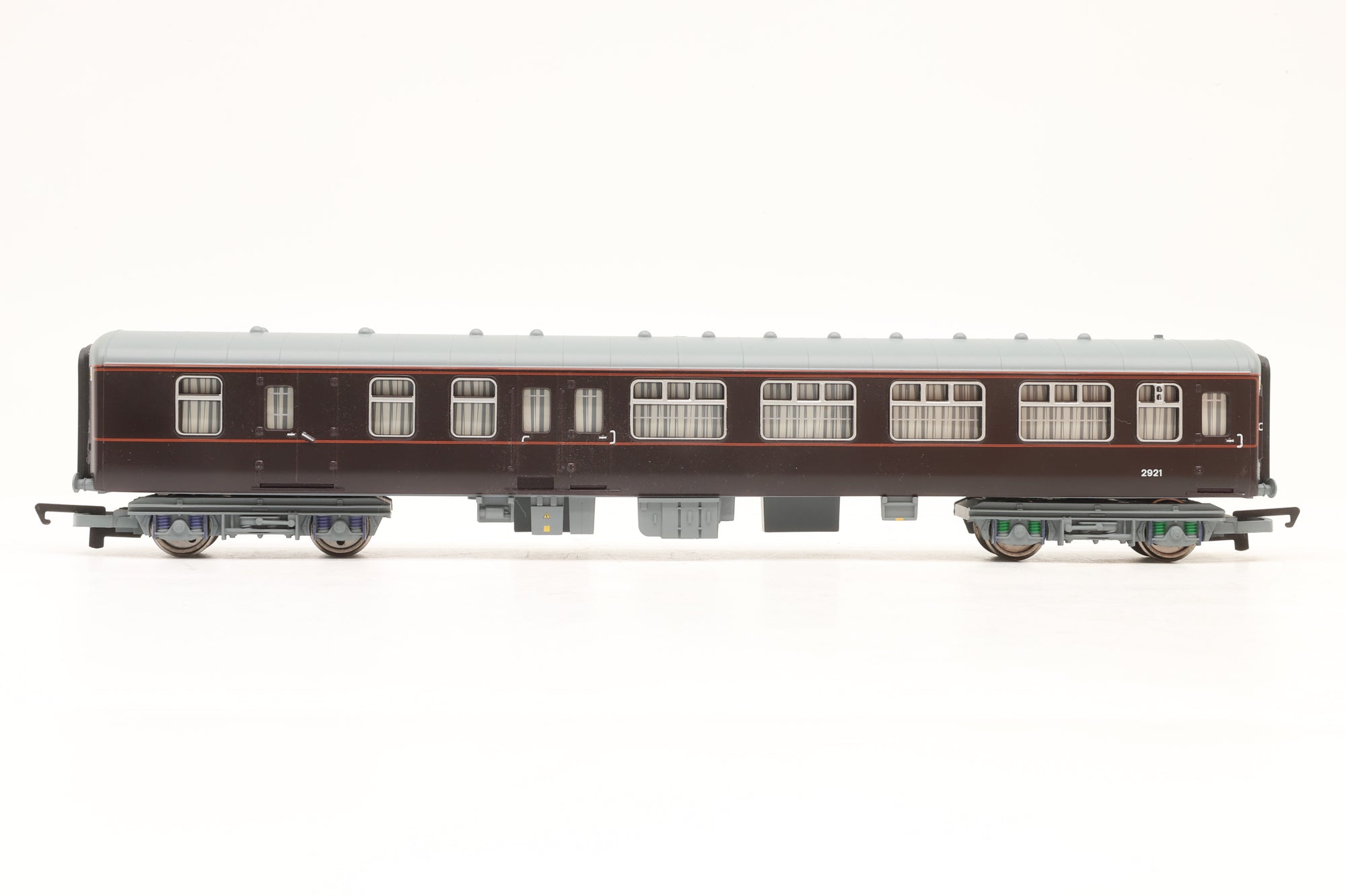 Hornby OO 'The Royal Train Set' LMS Class 7P 'Princess Elizabeth' '6201' & Three Royal Coaches