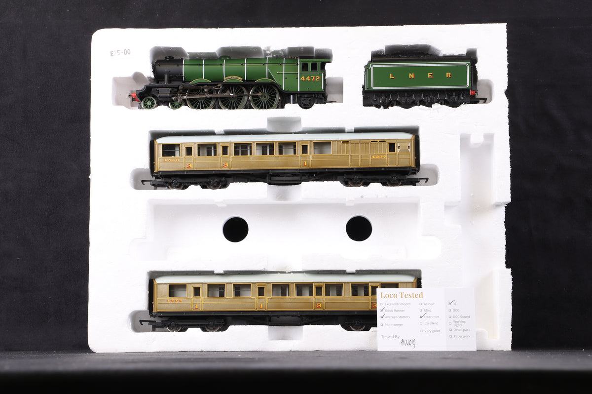 Hornby OO Class A3 &#39;Flying Scotsman&#39; &#39;4472&#39; &amp; 3 LNER Teak Coaches