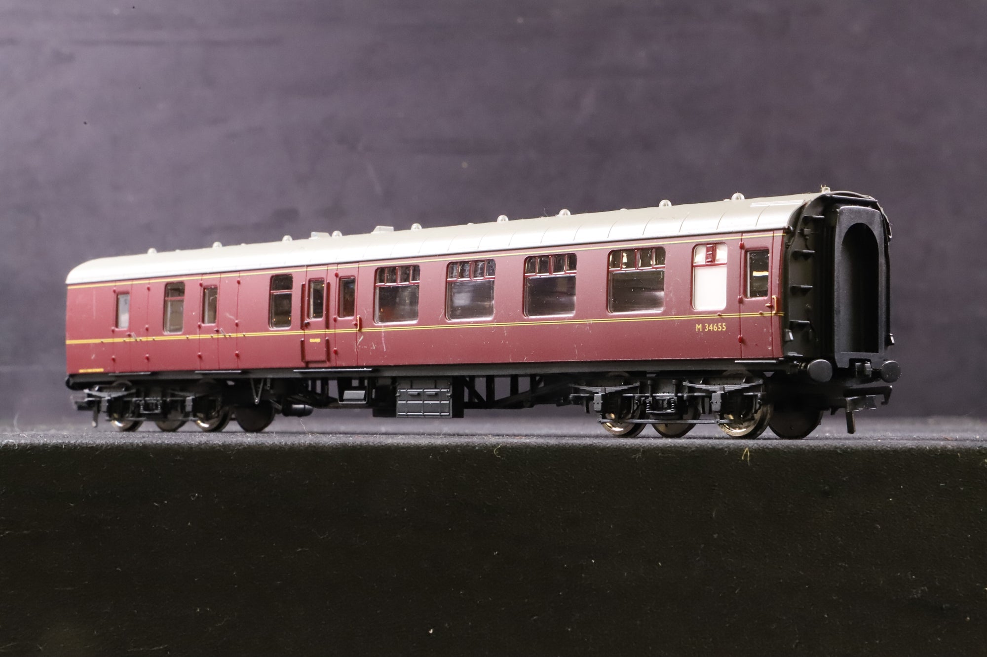 Hornby OO Rake of 3 BR MK1 Lined Maroon Coaches
