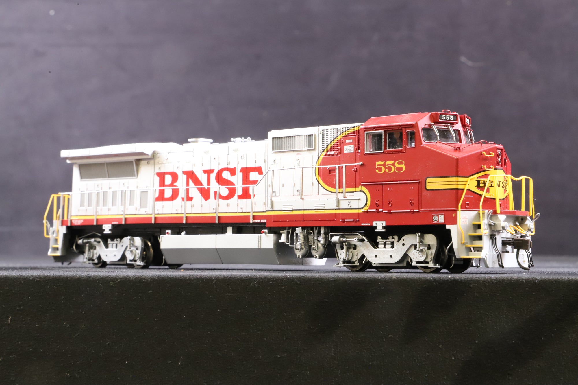 Altas HO 7233 Dash 8-40BW Locomotive BNSF '558', DCC Fitted