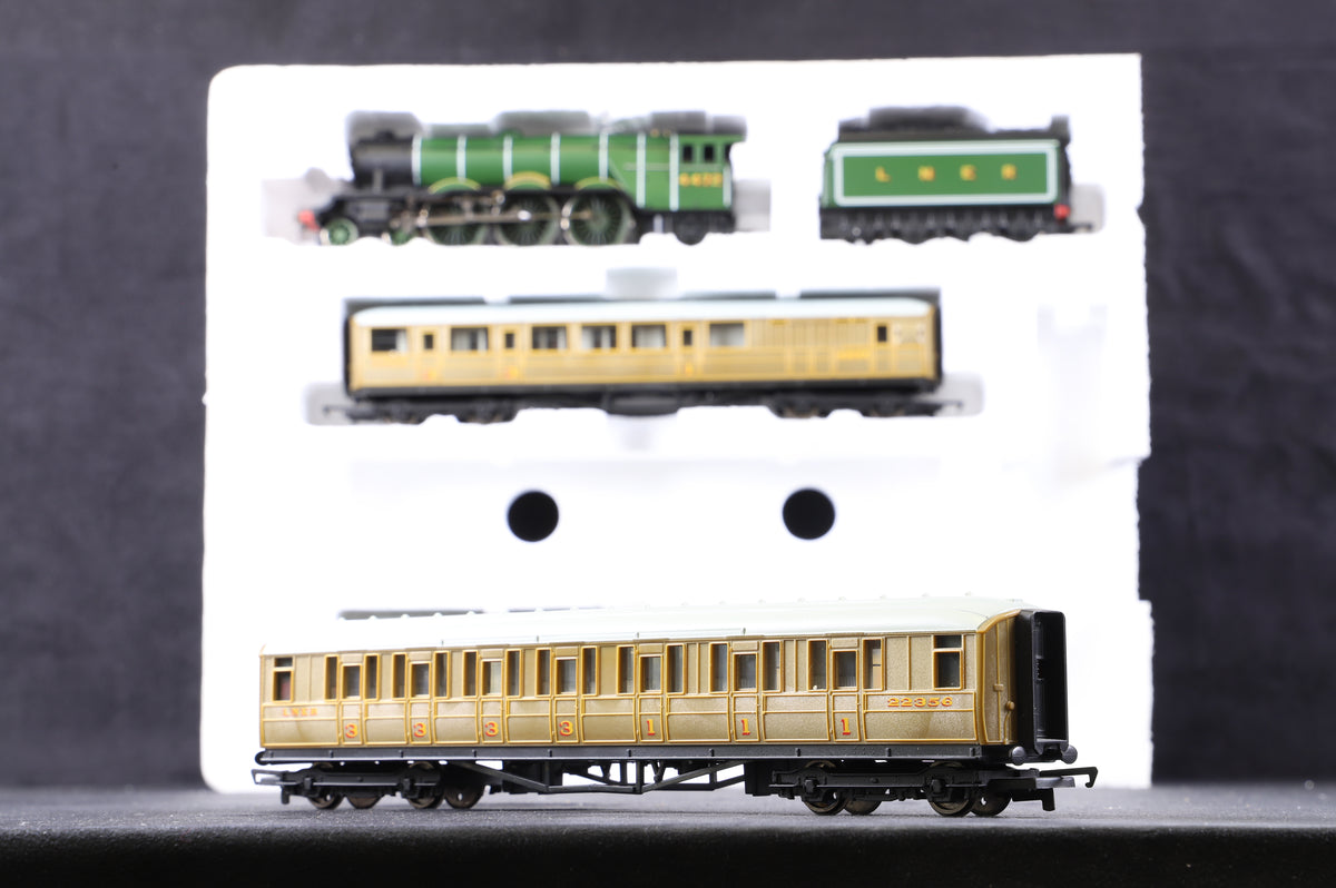 Hornby OO Class A3 &#39;Flying Scotsman&#39; &#39;4472&#39; &amp; 3 LNER Teak Coaches