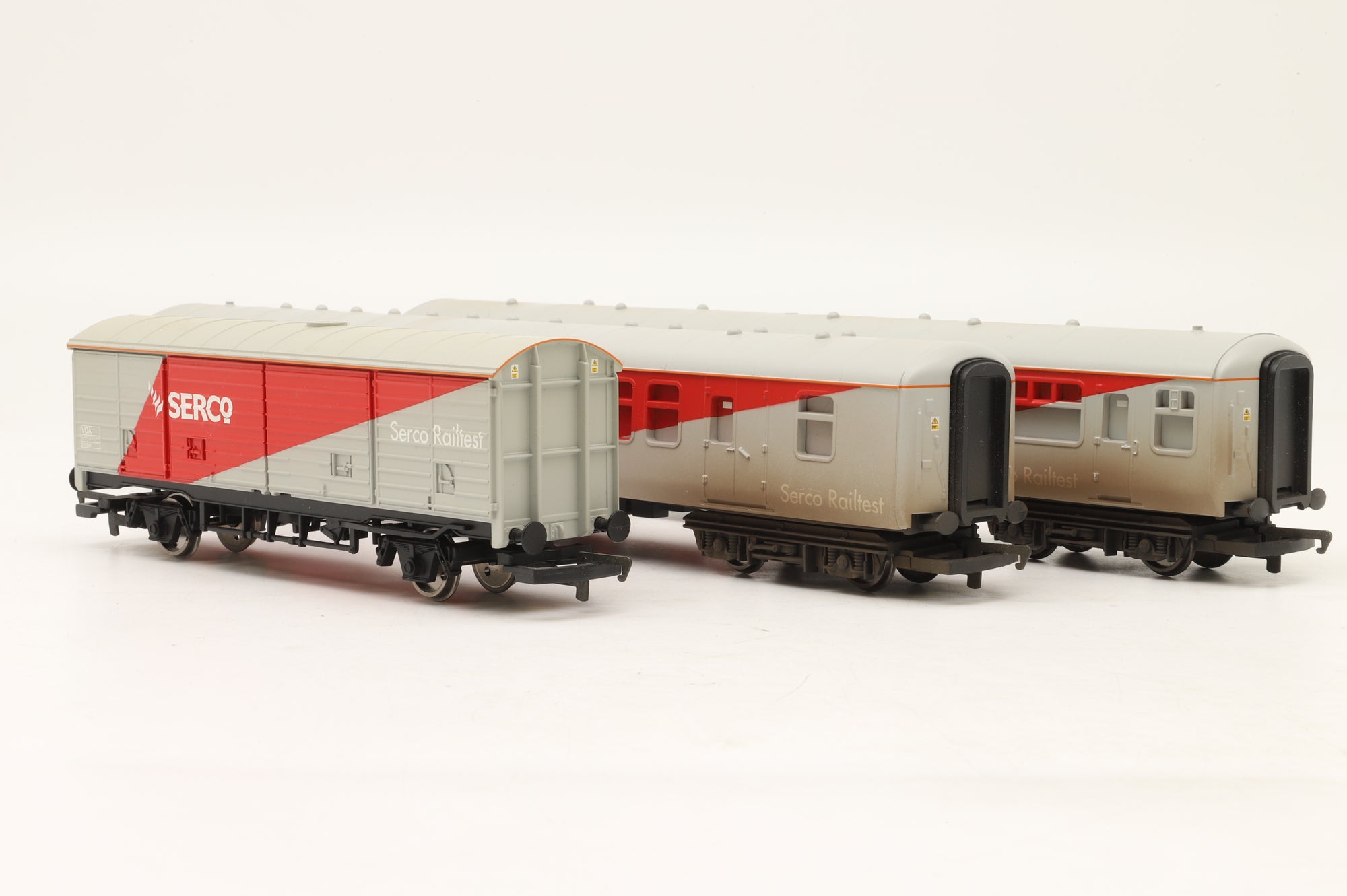 Hornby OO Serco Railtest Coach Pack Incl. 2x Mk2s & VDA – Weathered