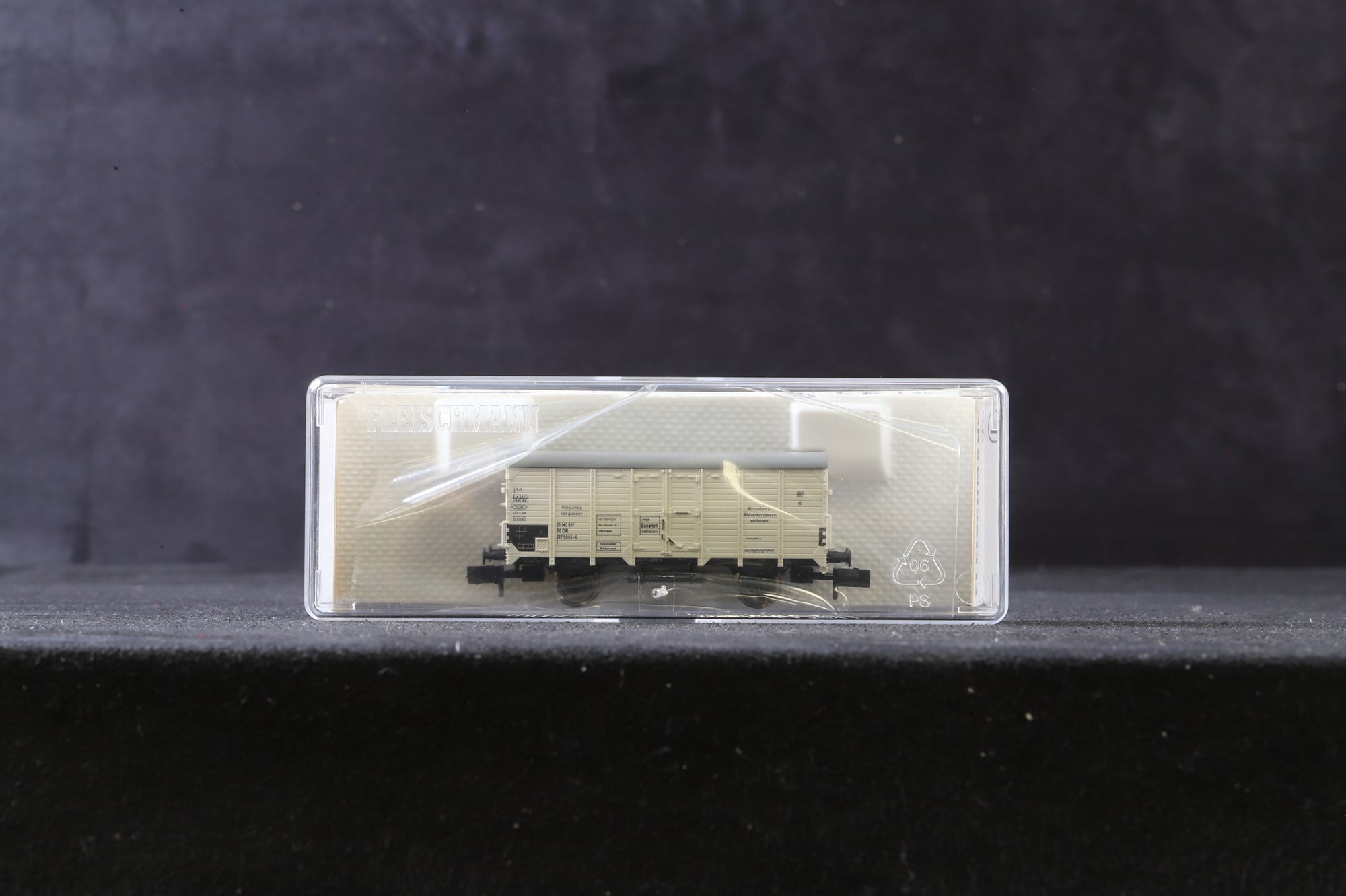 Fleischmann N Rake Of 4 Beer Box Vans Inc. 85 8827 & 8889