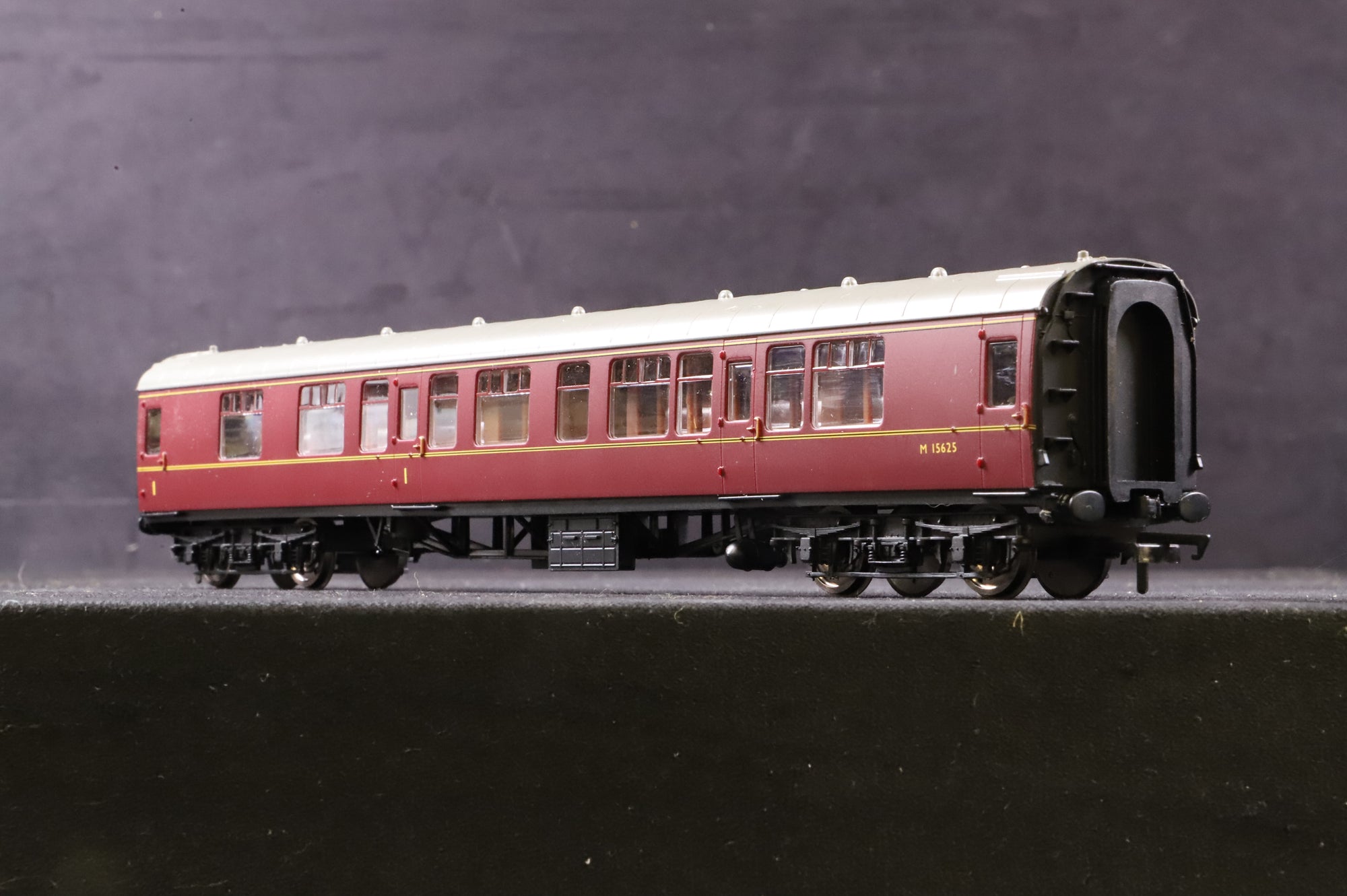 Hornby OO Rake of 3 BR MK1 Lined Maroon Coaches