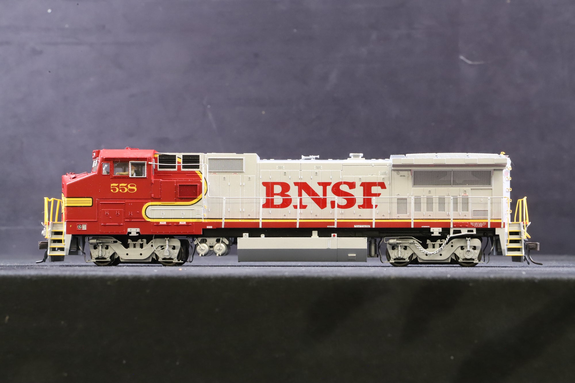 Altas HO 7233 Dash 8-40BW Locomotive BNSF '558', DCC Fitted