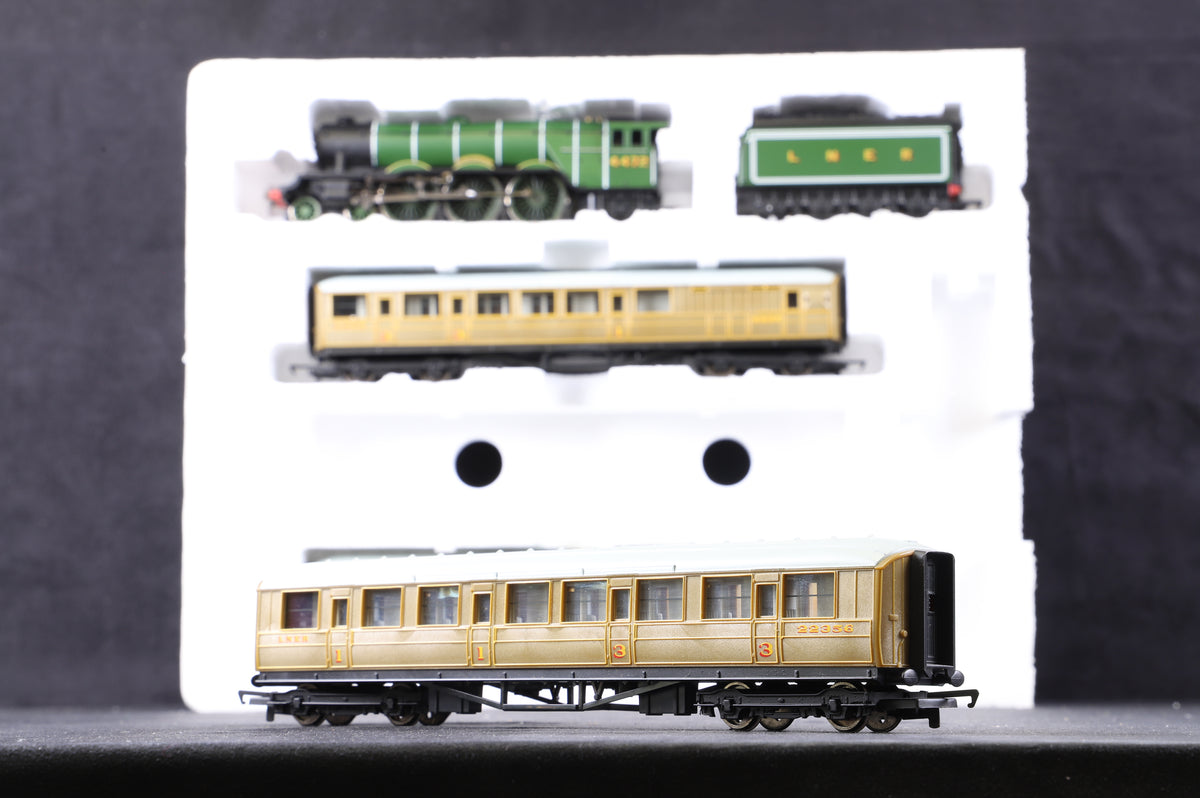 Hornby OO Class A3 &#39;Flying Scotsman&#39; &#39;4472&#39; &amp; 3 LNER Teak Coaches