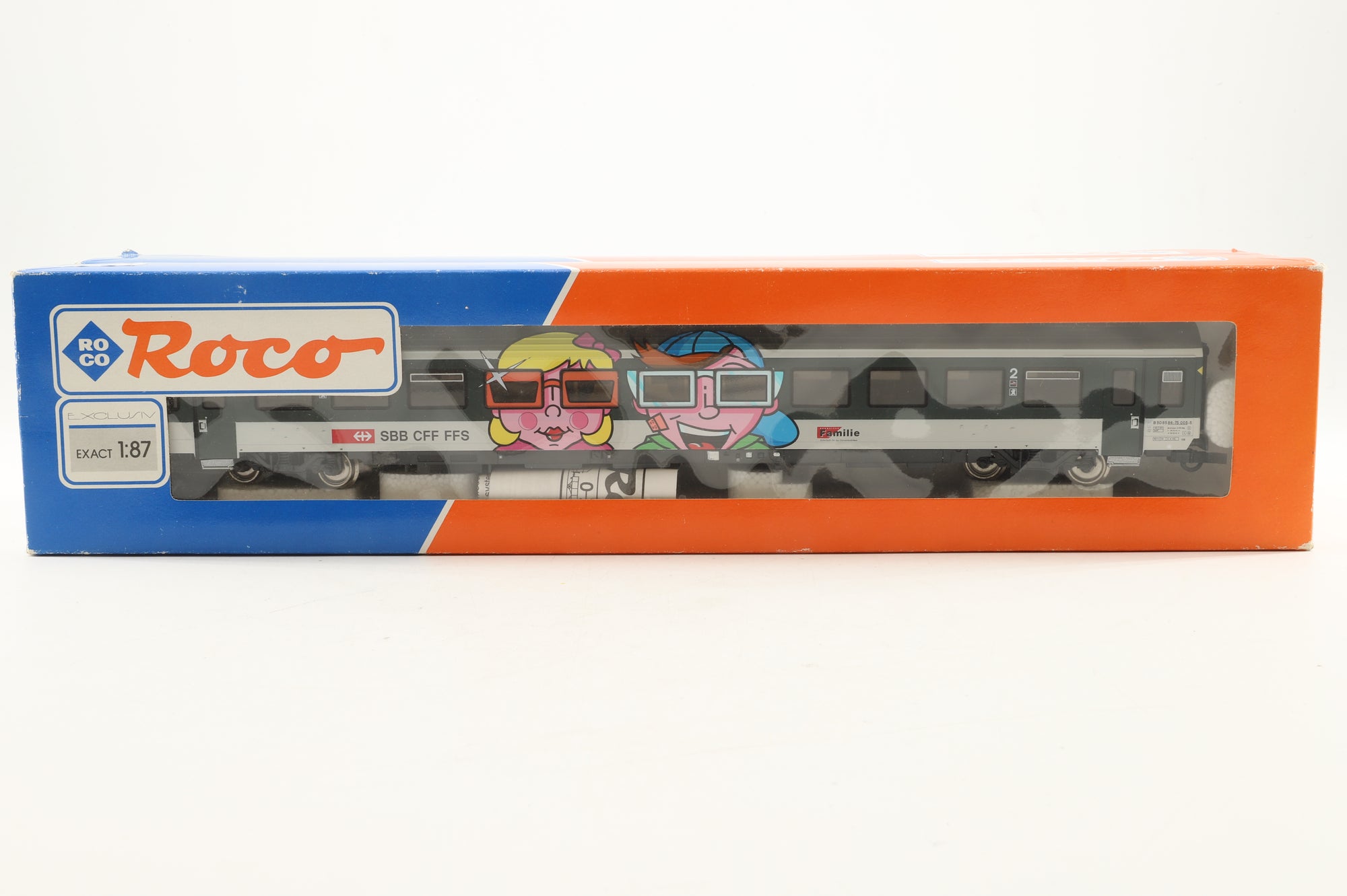 Roco HO 44884.2/44889 Rake of 2 SBB Green/Grey  2nd Class Coaches w/ Graffiti