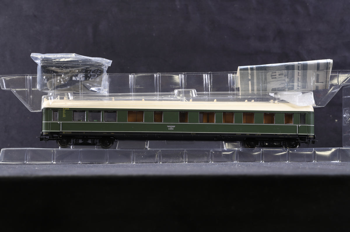 Liliput HO Rake of 3 Reichsregierungzug Coaches, Inc. L385103, L385203 &amp; L385403