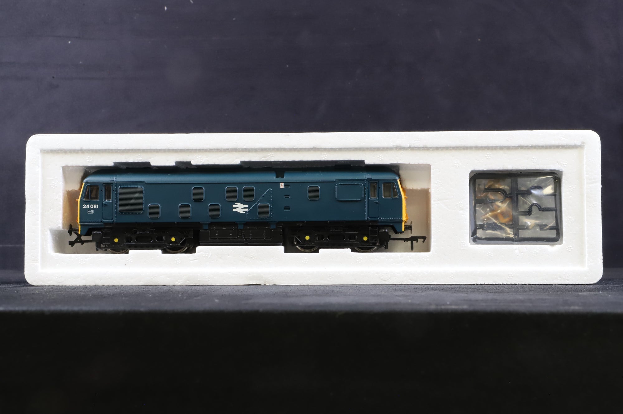 Bachmann OO 32-425 Class 24 '24081' Diesel Locomotive BR Blue