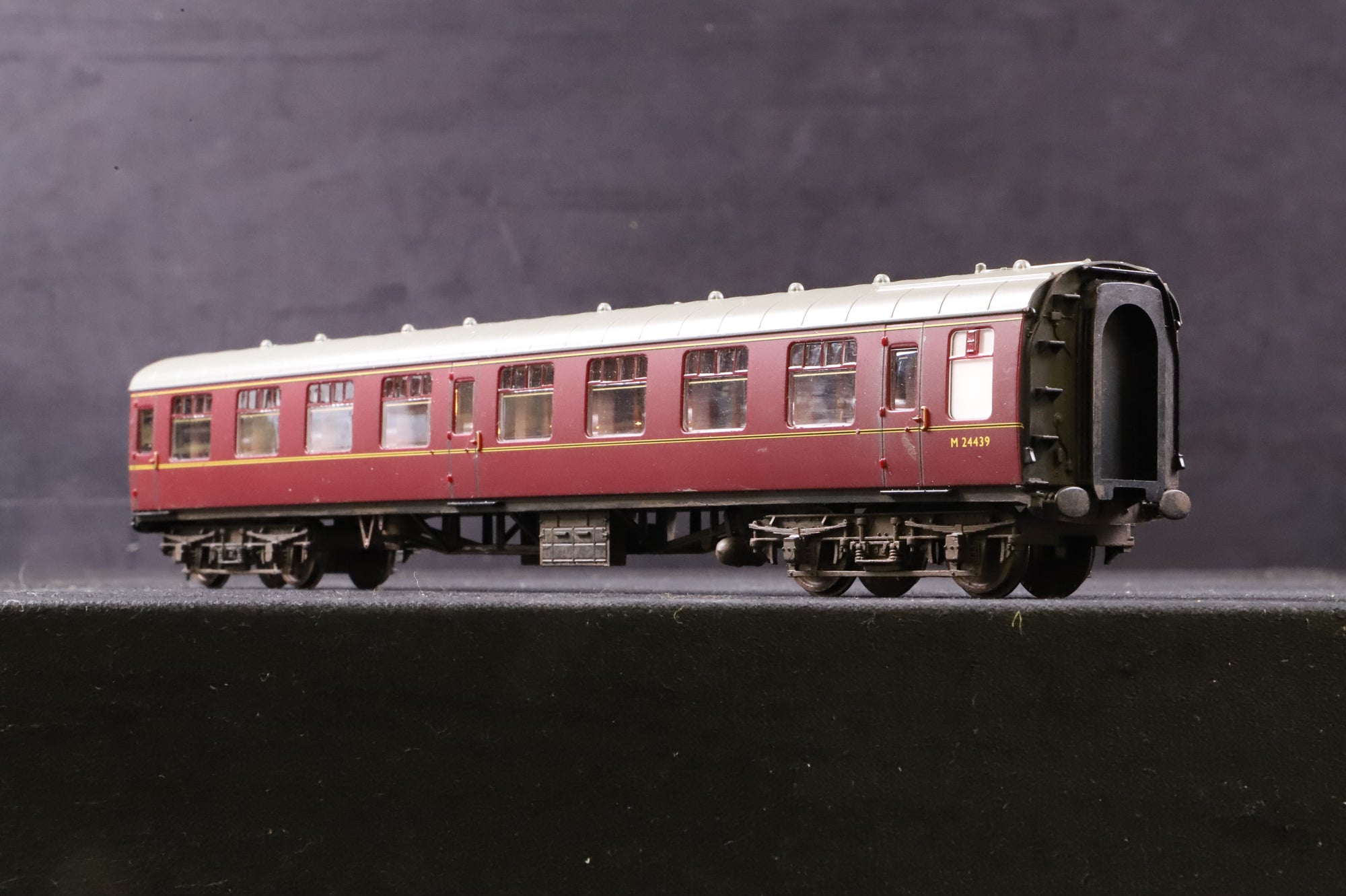 Hornby OO Rake of 3 BR MK1 Lined Maroon Coaches