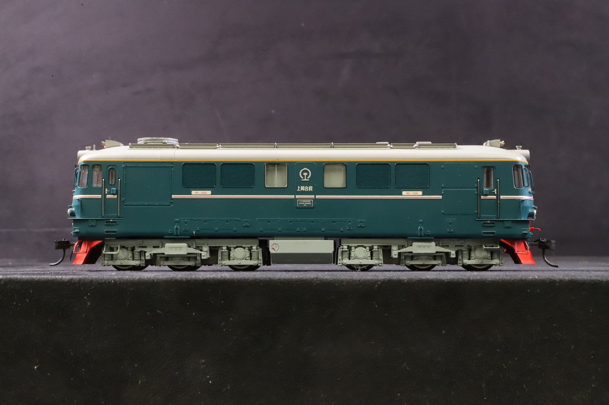 Bachmann HO CD00706/ CD00903 Class ND2 Shanghai Bureau DCC Fitted