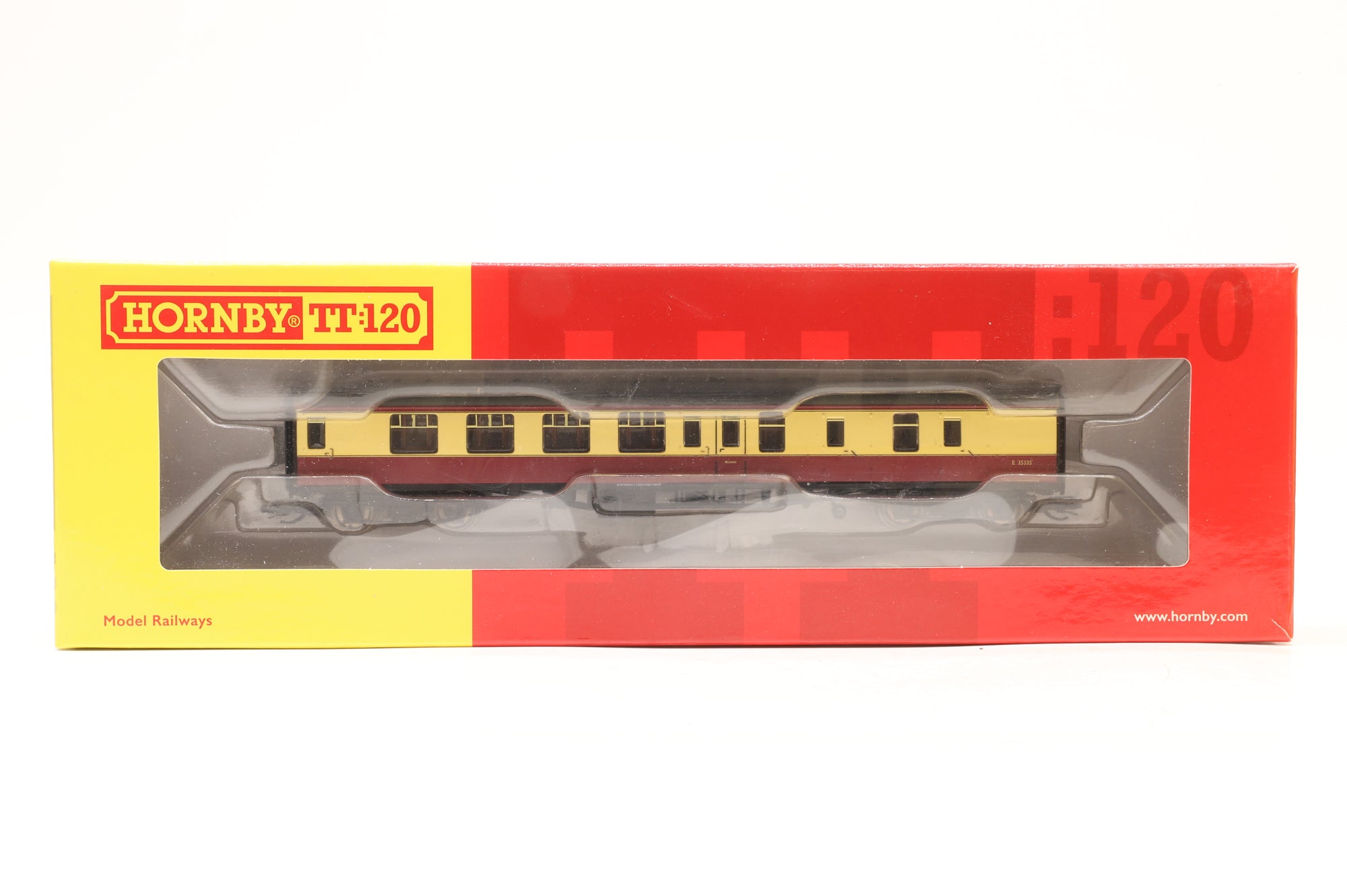 Hornby TT Rake of 4 BR Mk1 Blood & Custard Coaches