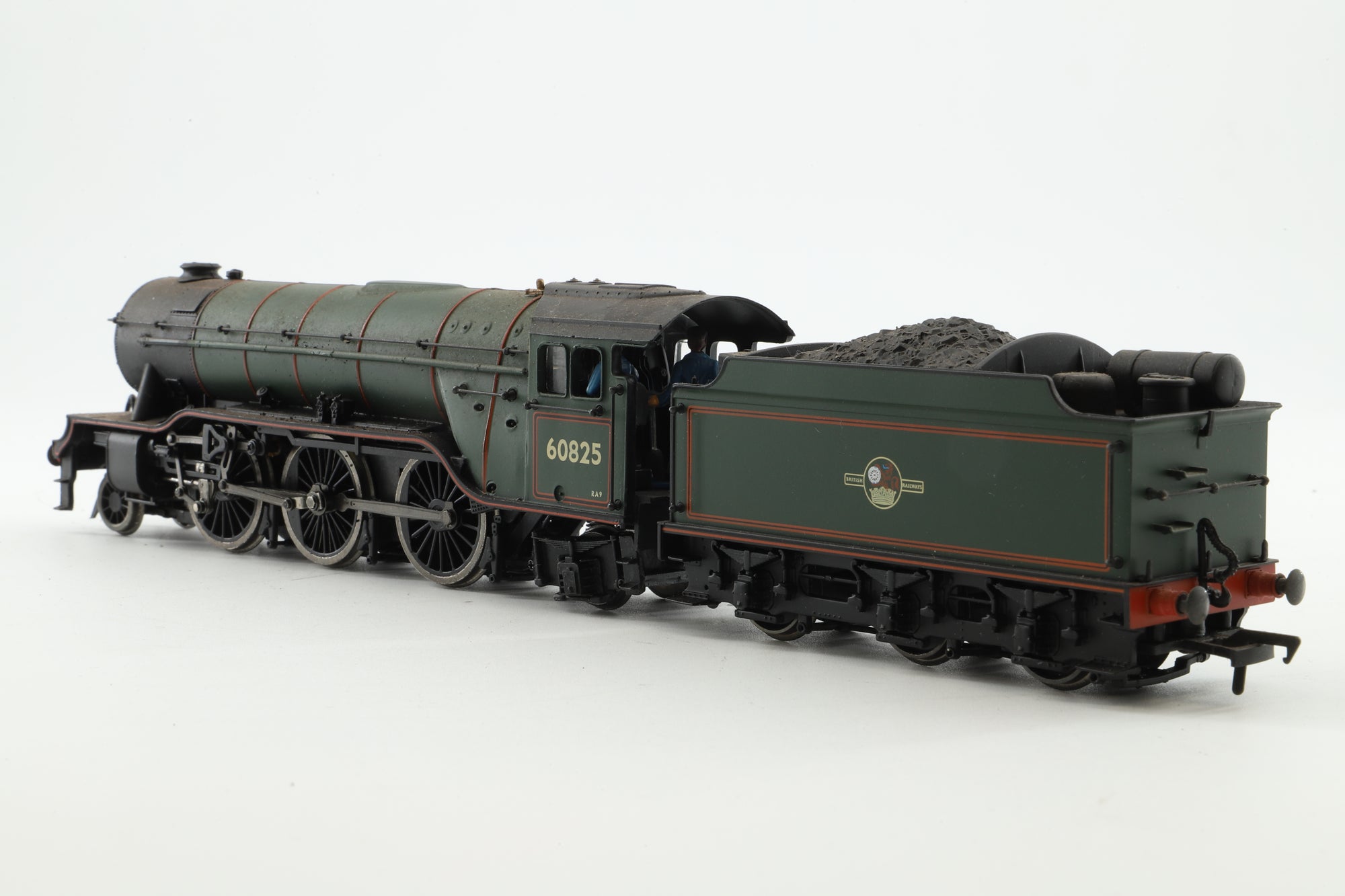 Bachmann OO 31-561 V2 '60825' BR Lined Green (Outside Steam Pipes) Stepped Tender