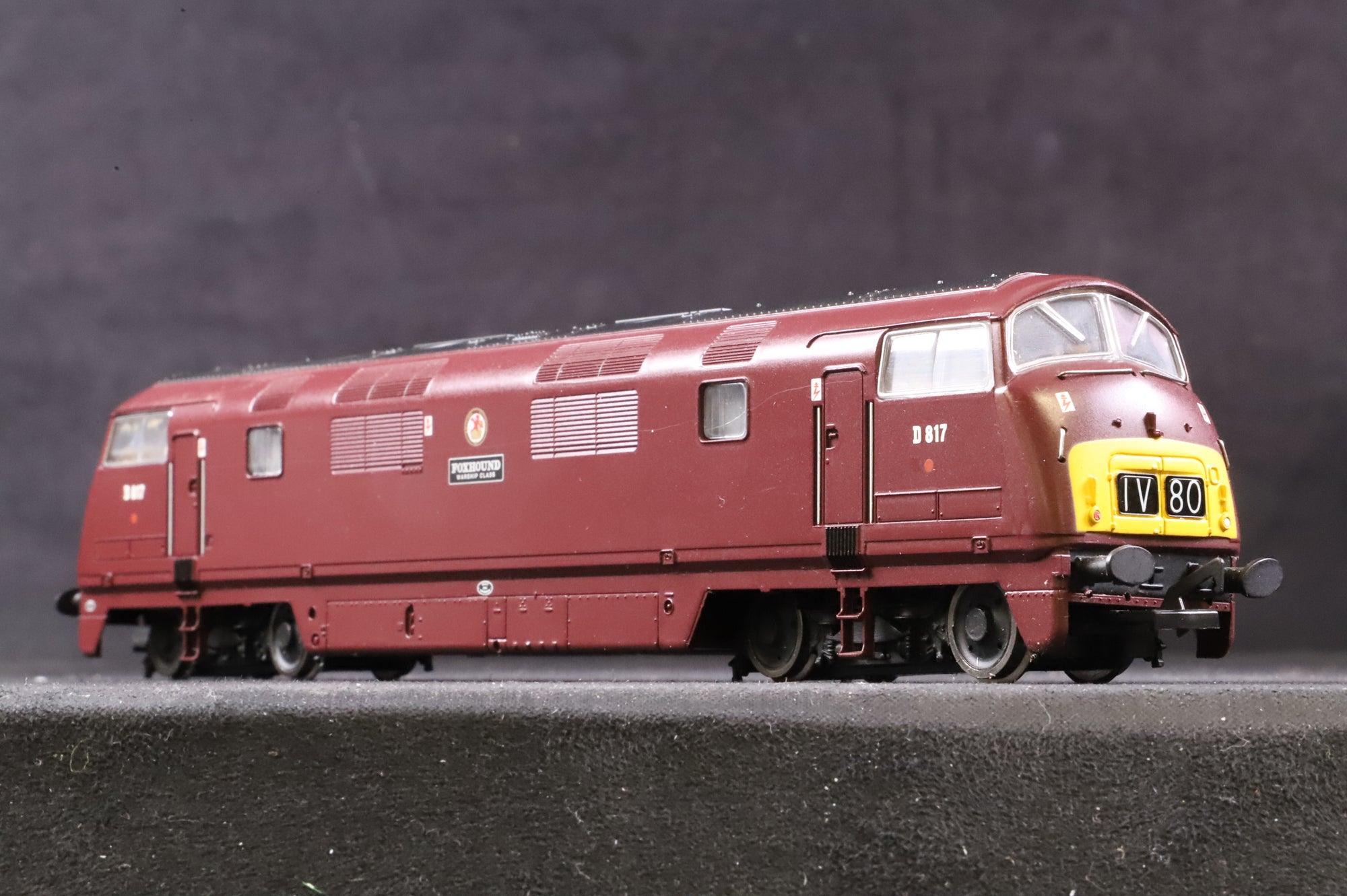 Bachmann OO 32-050 Class 42 Warship D817 'Foxhound' in BR Maroon w/ SYP