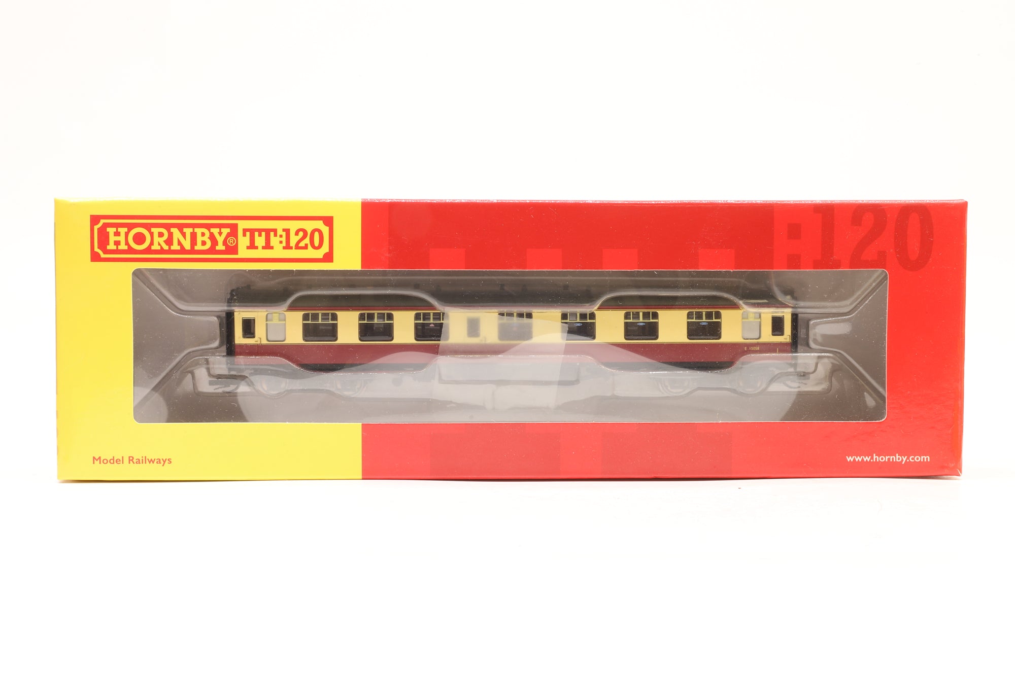 Hornby TT Rake of 4 BR Mk1 Blood & Custard Coaches