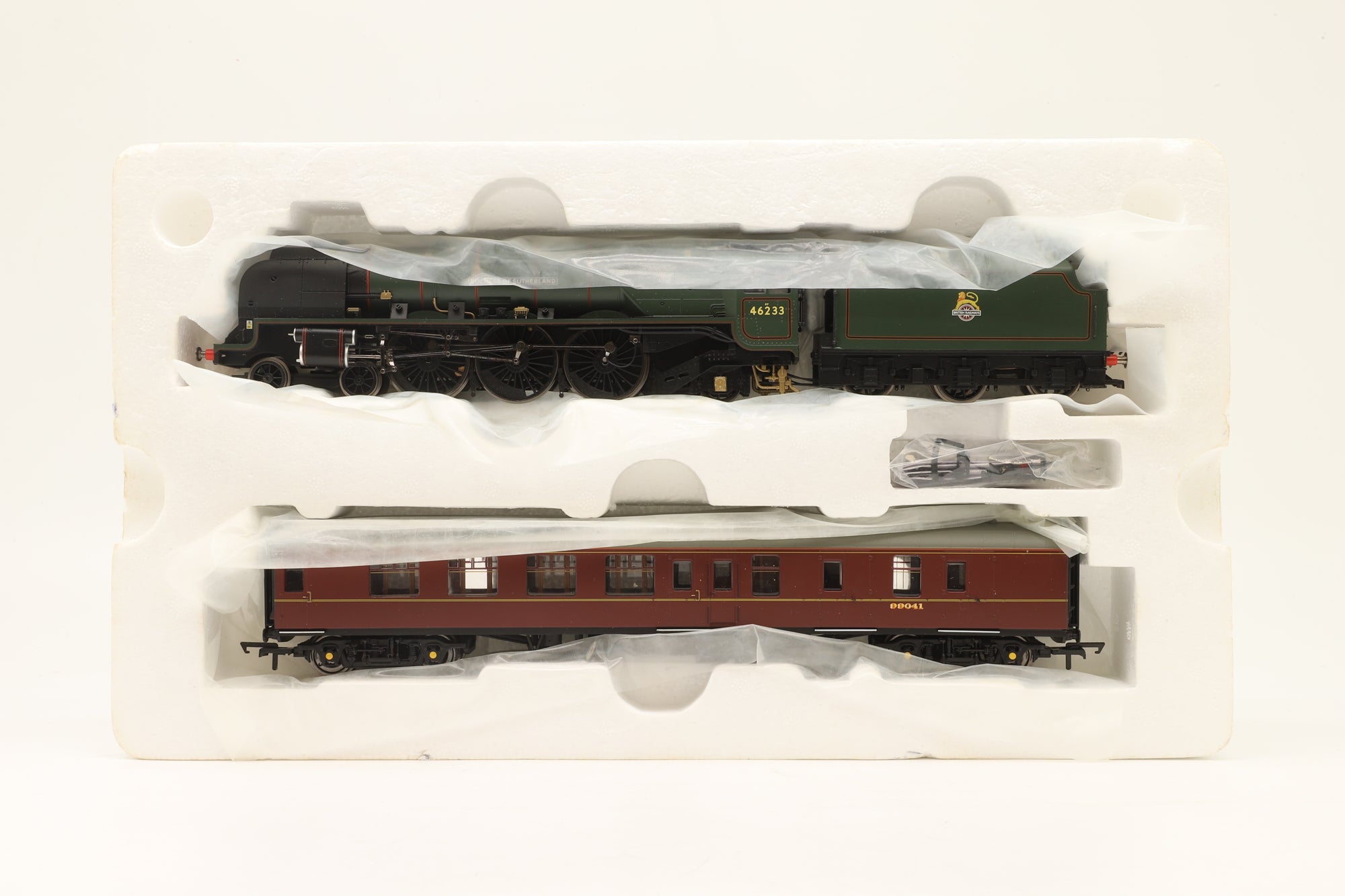 Hornby OO R3221 Duchess of Sutherland & Support Coach Set DCC Sound