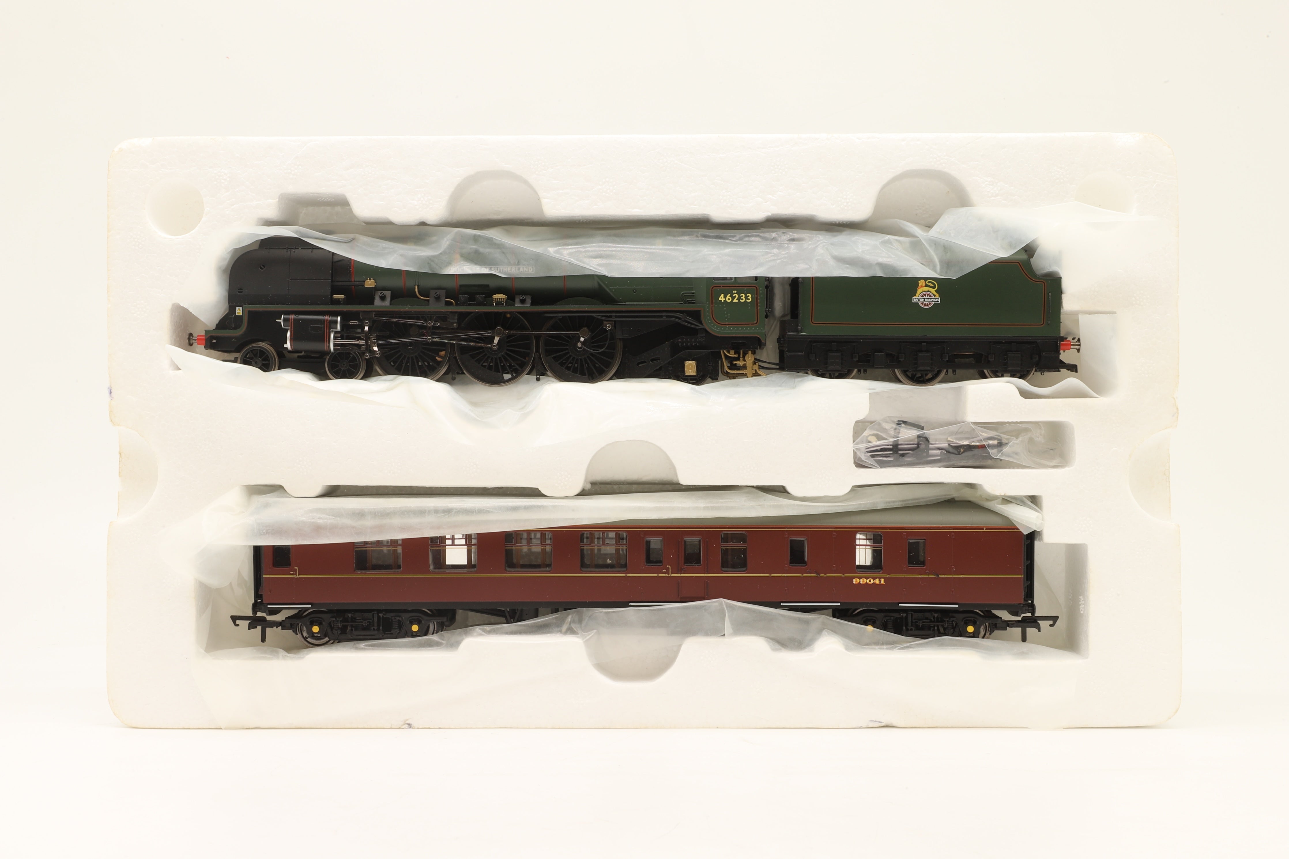 Hornby OO R3221 Duchess of Sutherland & Support Coach Set DCC