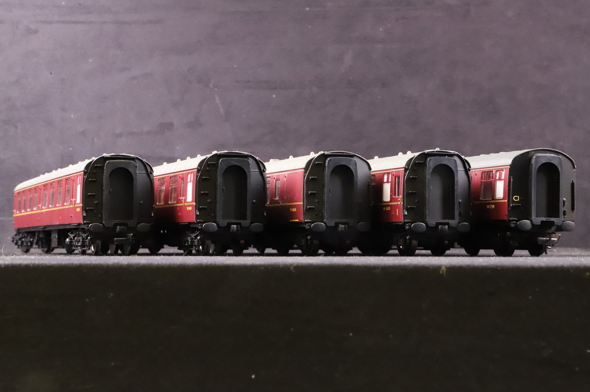 Hornby OO Rake Of 5 Mk1 BR Lined Maroon Coaches