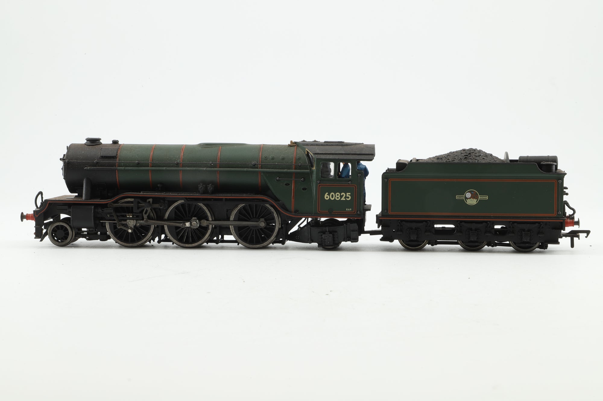 Bachmann OO 31-561 V2 '60825' BR Lined Green (Outside Steam Pipes) Stepped Tender