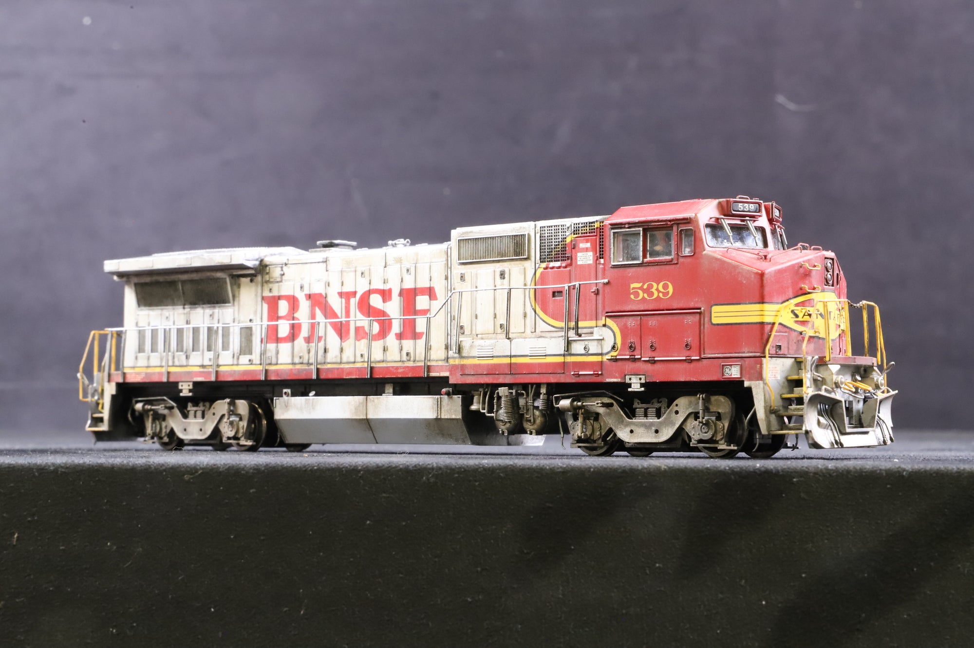 Atlas HO 7232 Dash 8-40BW Locomotive BNSF '539', Weathered & DCC Fitted