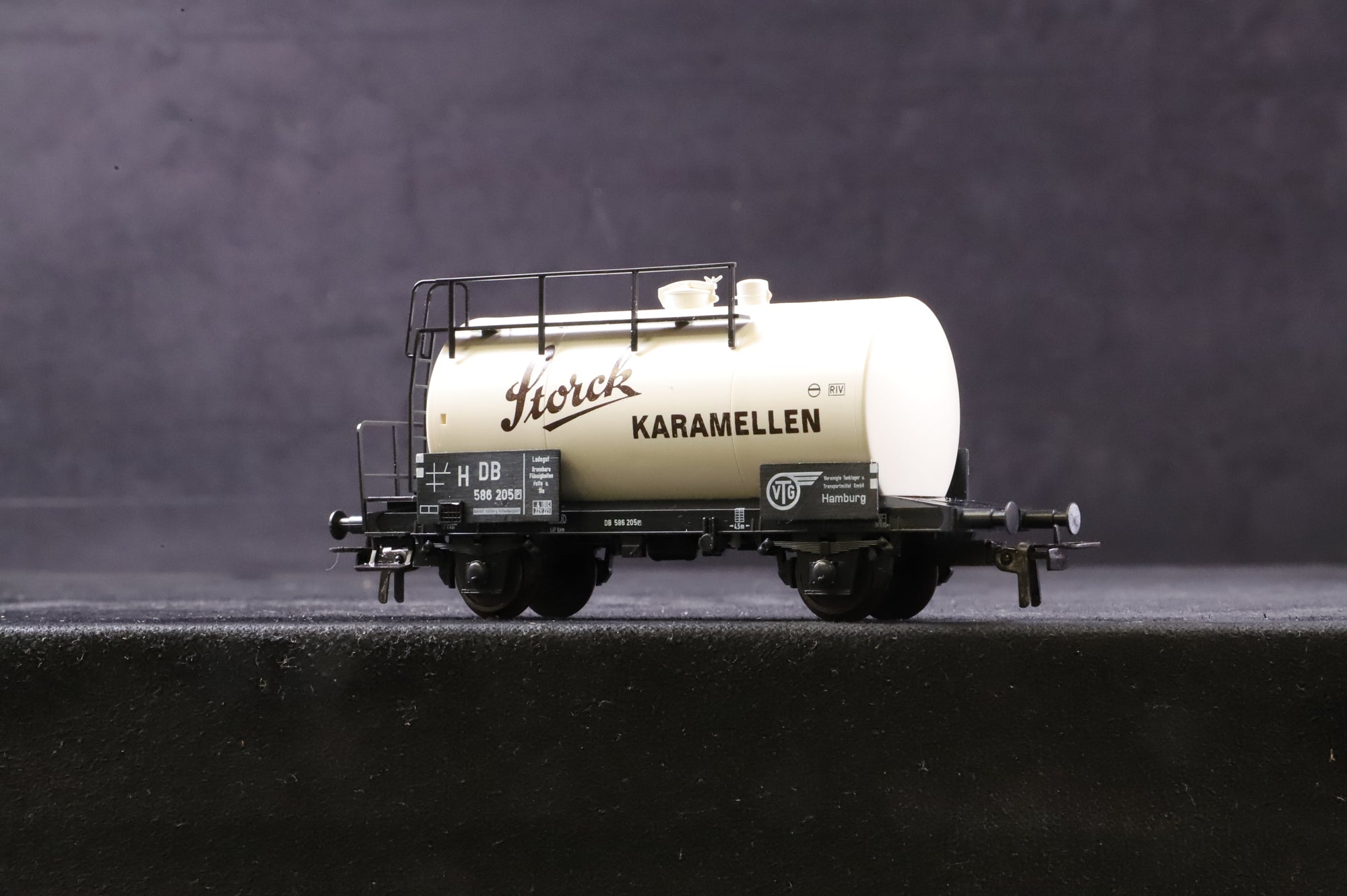 Klein Modellbahn HO Rake of 3 DB 'Storck' Wagons