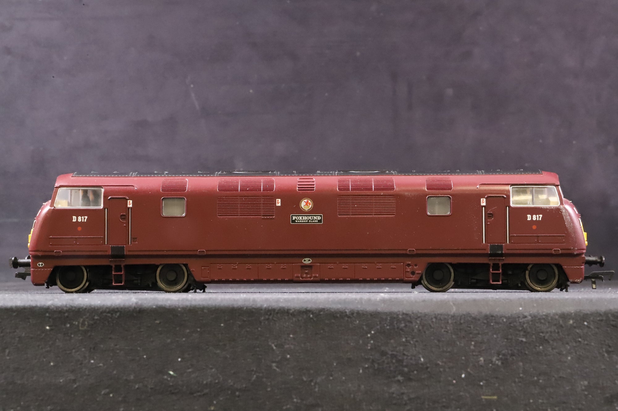 Bachmann OO 32-050 Class 42 Warship D817 'Foxhound' in BR Maroon w/ SYP