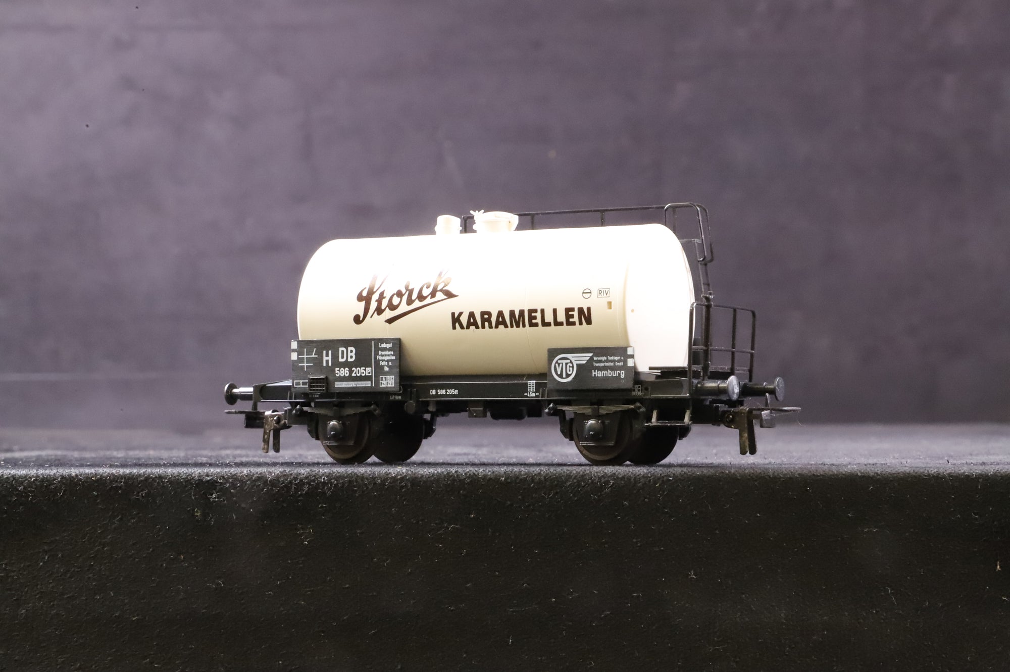 Klein Modellbahn HO Rake of 3 DB 'Storck' Wagons