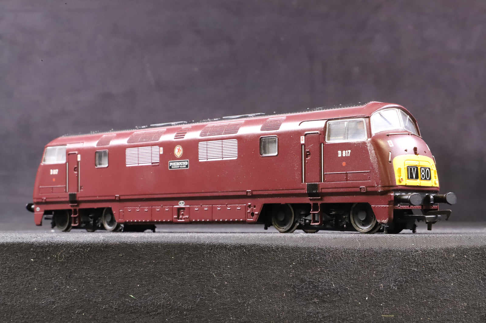 Bachmann OO 32-050 Class 42 Warship D817 'Foxhound' in BR Maroon w/ SYP