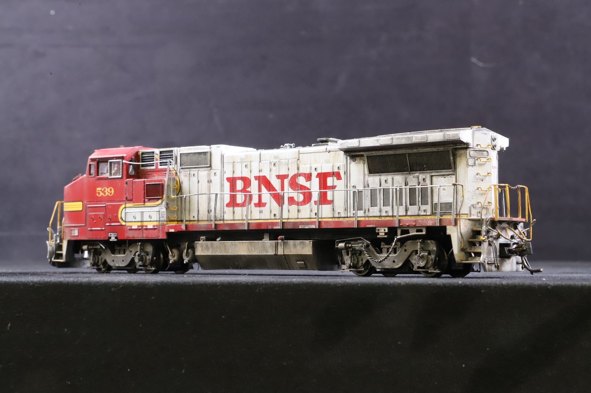 Atlas HO 7232 Dash 8-40BW Locomotive BNSF '539', Weathered & DCC Fitted