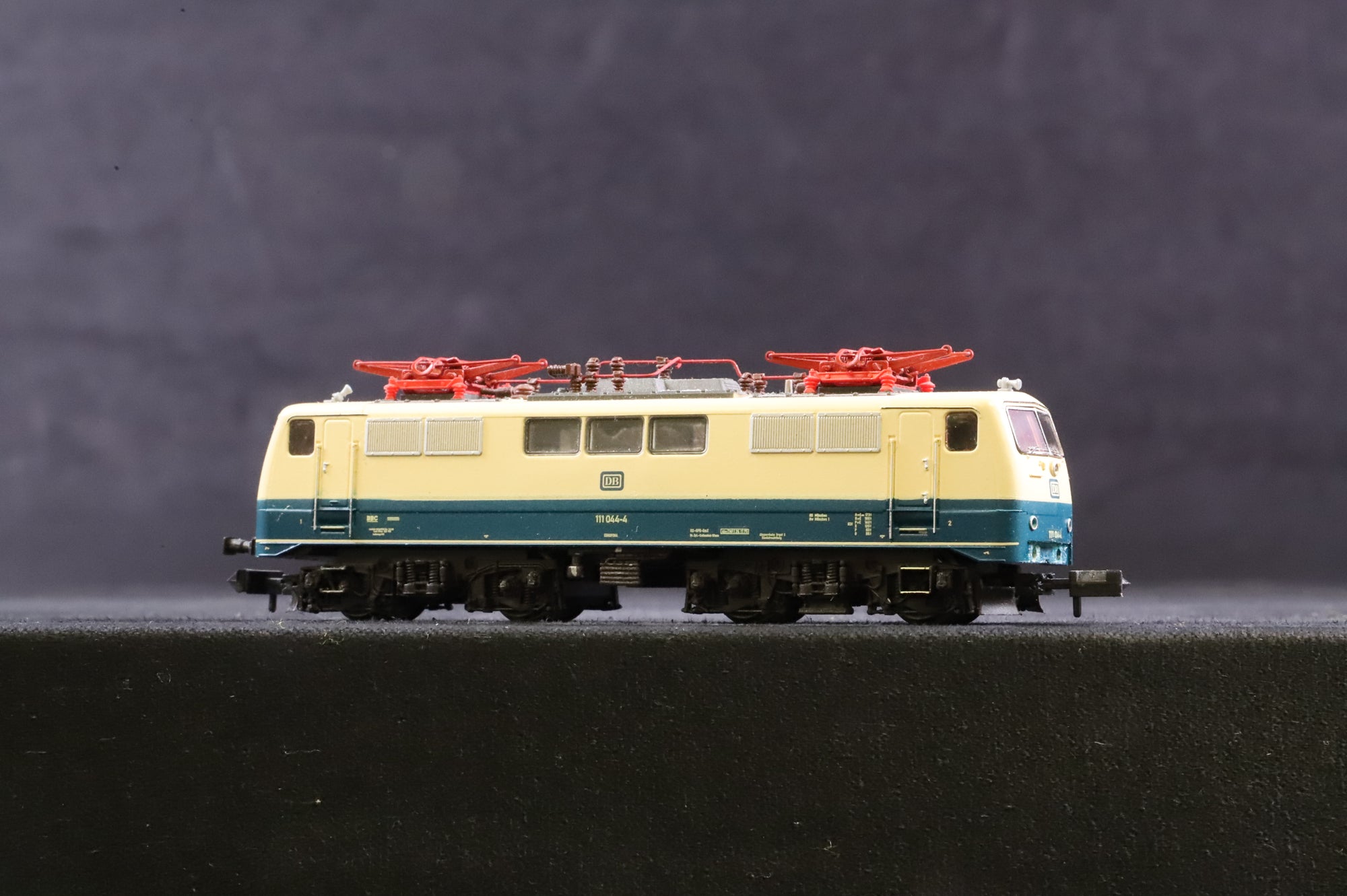 Minitrix N Gauge 12567 BR111 111044-4 in DB Blue/Cream