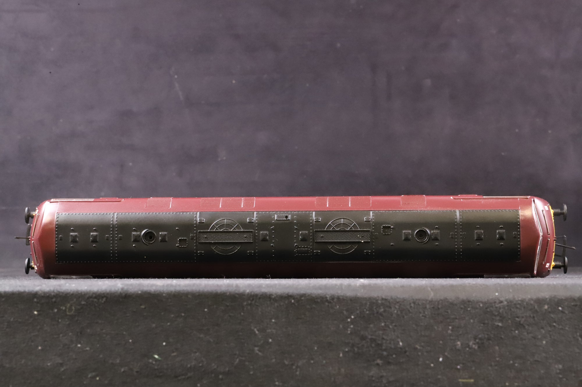 Bachmann OO 32-050 Class 42 Warship D817 'Foxhound' in BR Maroon w/ SYP