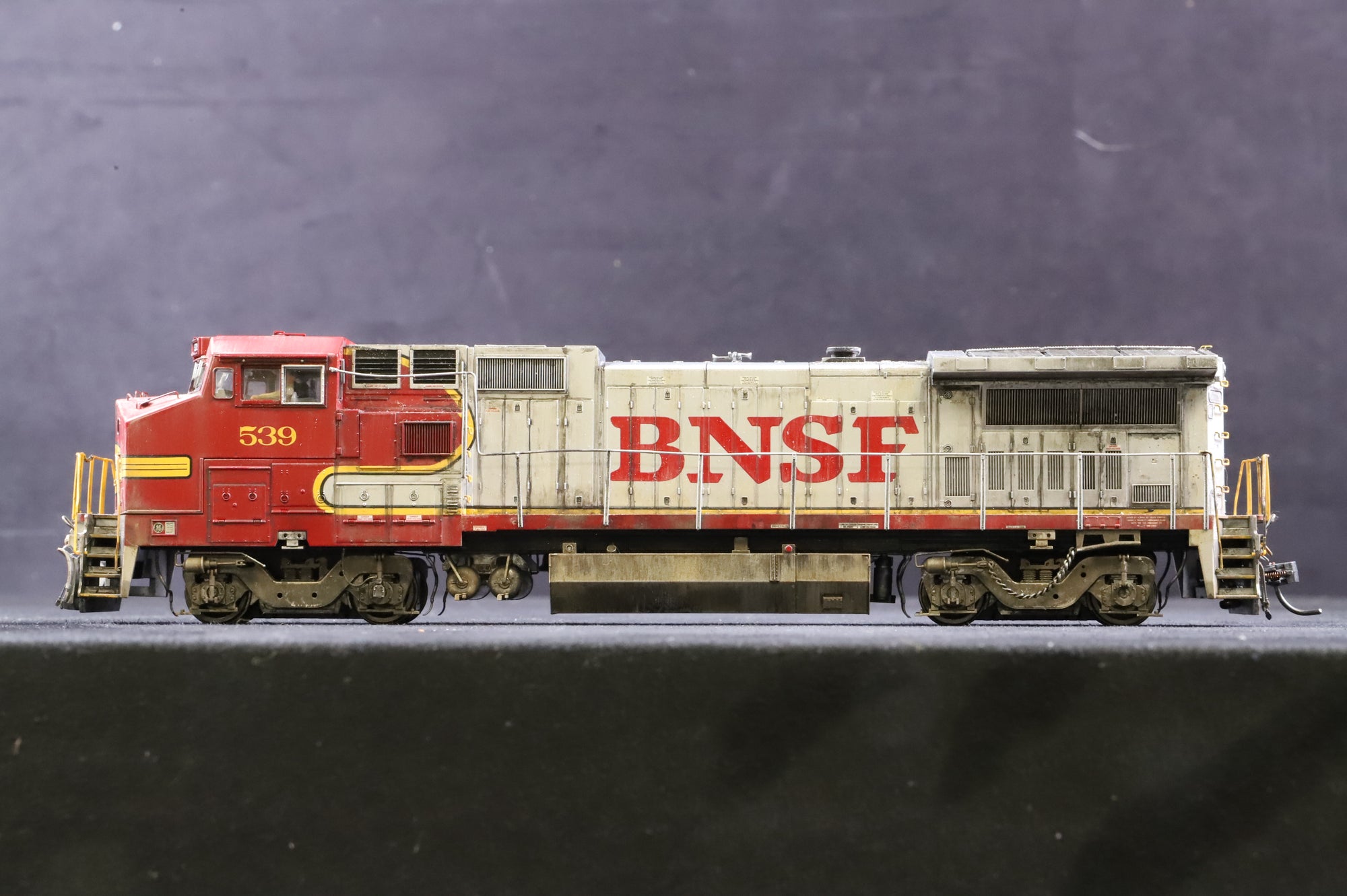 Atlas HO 7232 Dash 8-40BW Locomotive BNSF '539', Weathered & DCC Fitted