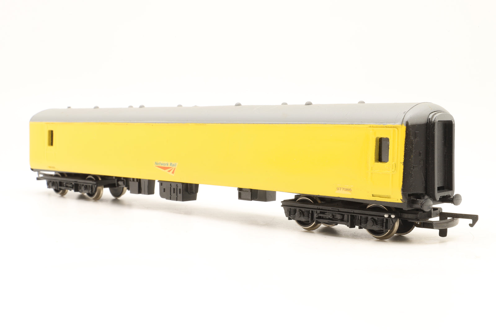 Custom OO Mk2D QSA 977986 in Network Rail Yellow