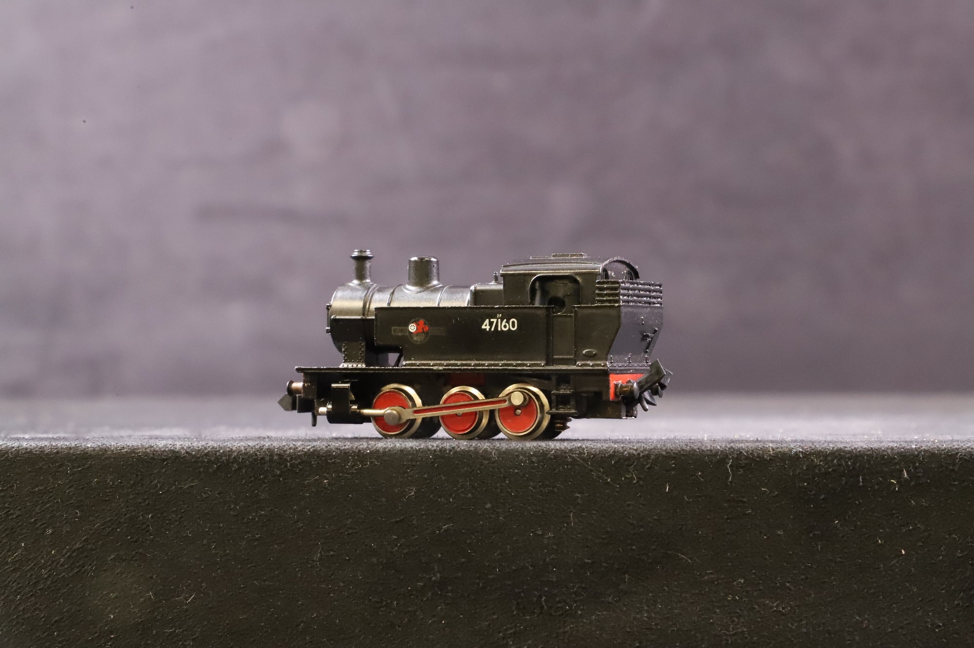 Hornby Minitrix N Gauge 201 Class 2F Dock Tank No.47160 in BR Black w/ Late Crests