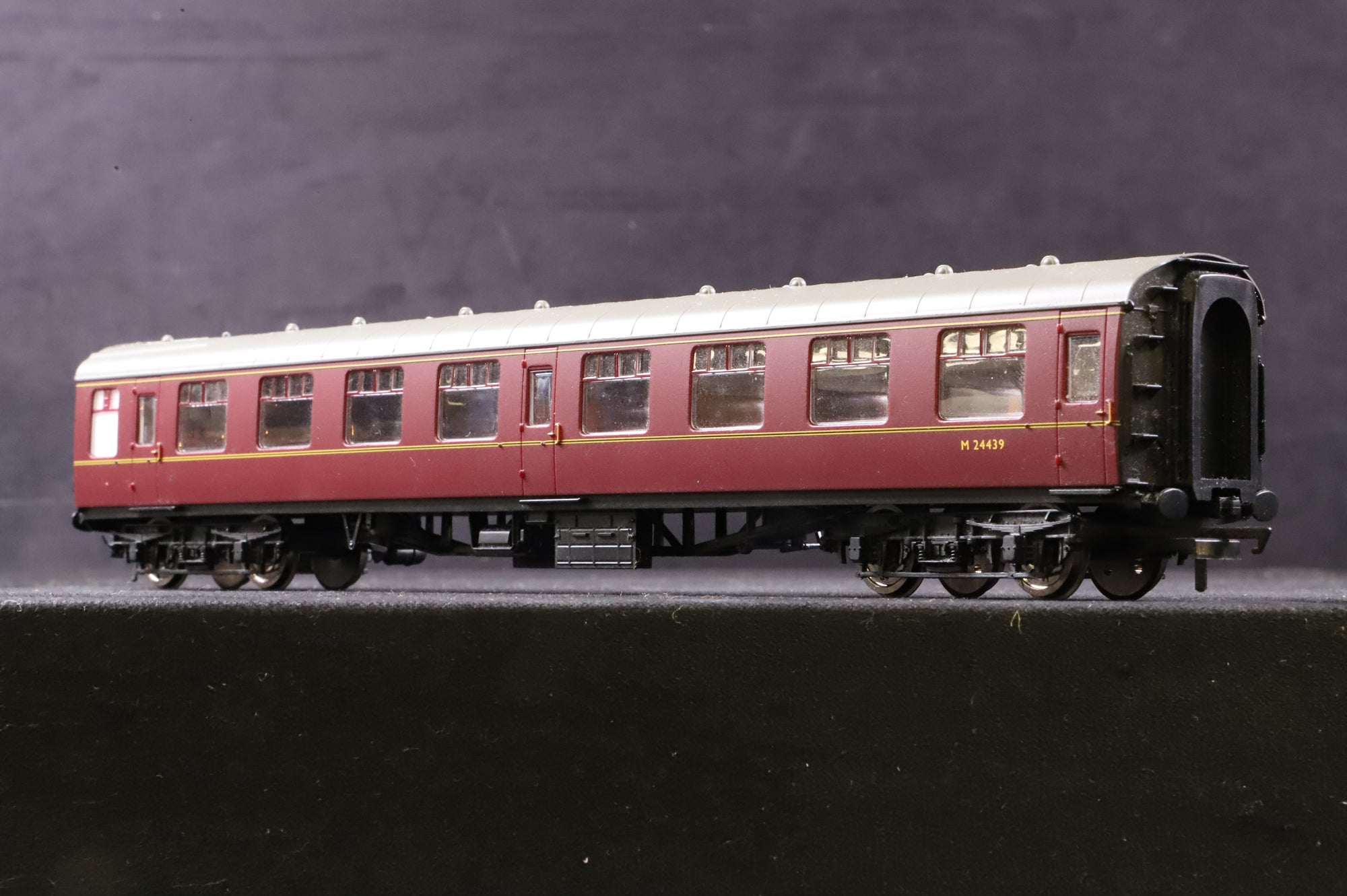 Hornby OO Rake Of 5 Mk1 BR Lined Maroon Coaches