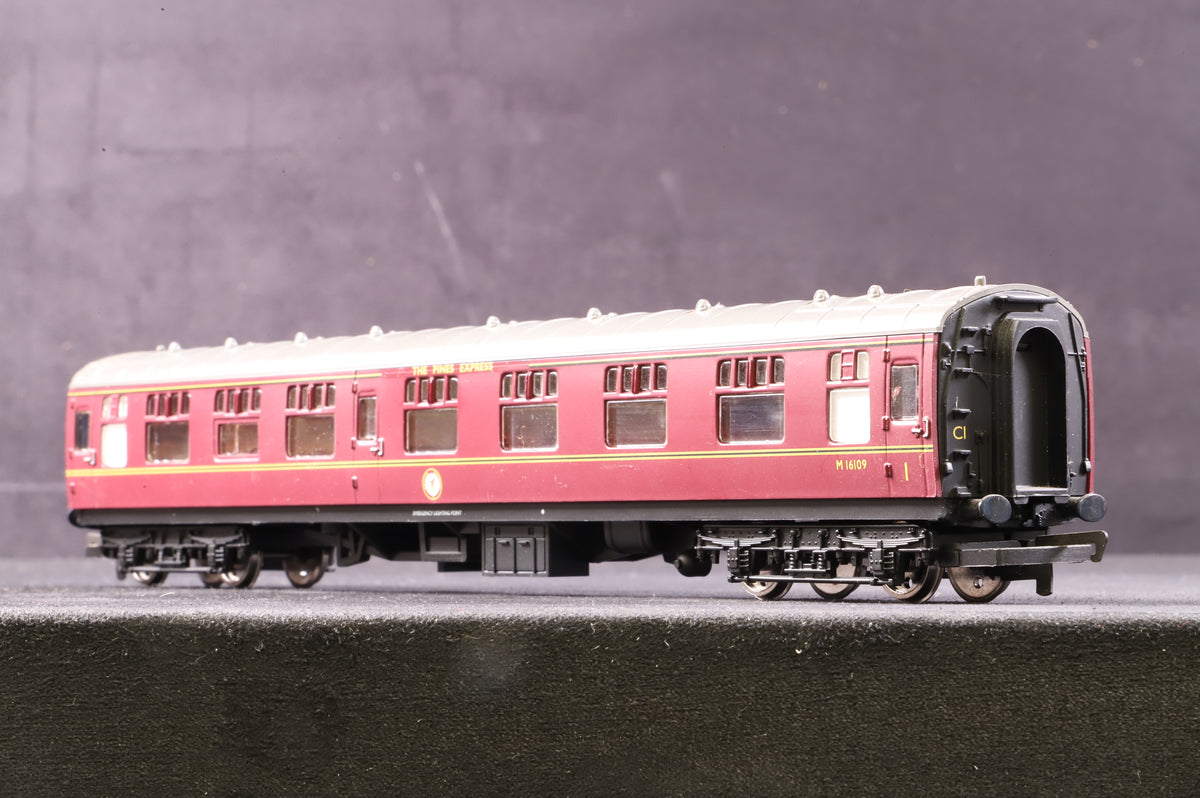 Hornby OO R4229 The Pines Express Coach Pack