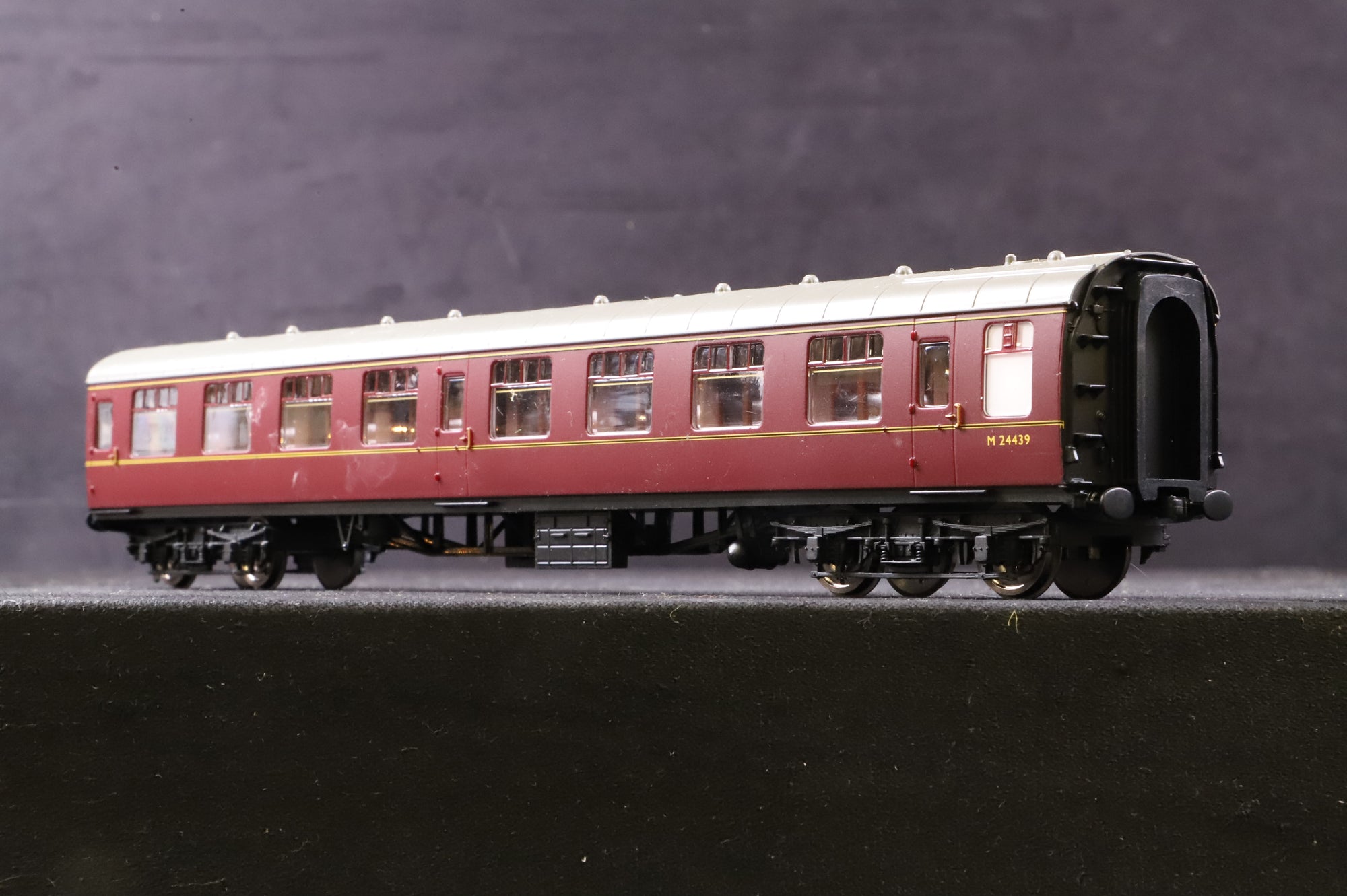 Hornby OO Rake Of 5 Mk1 BR Lined Maroon Coaches