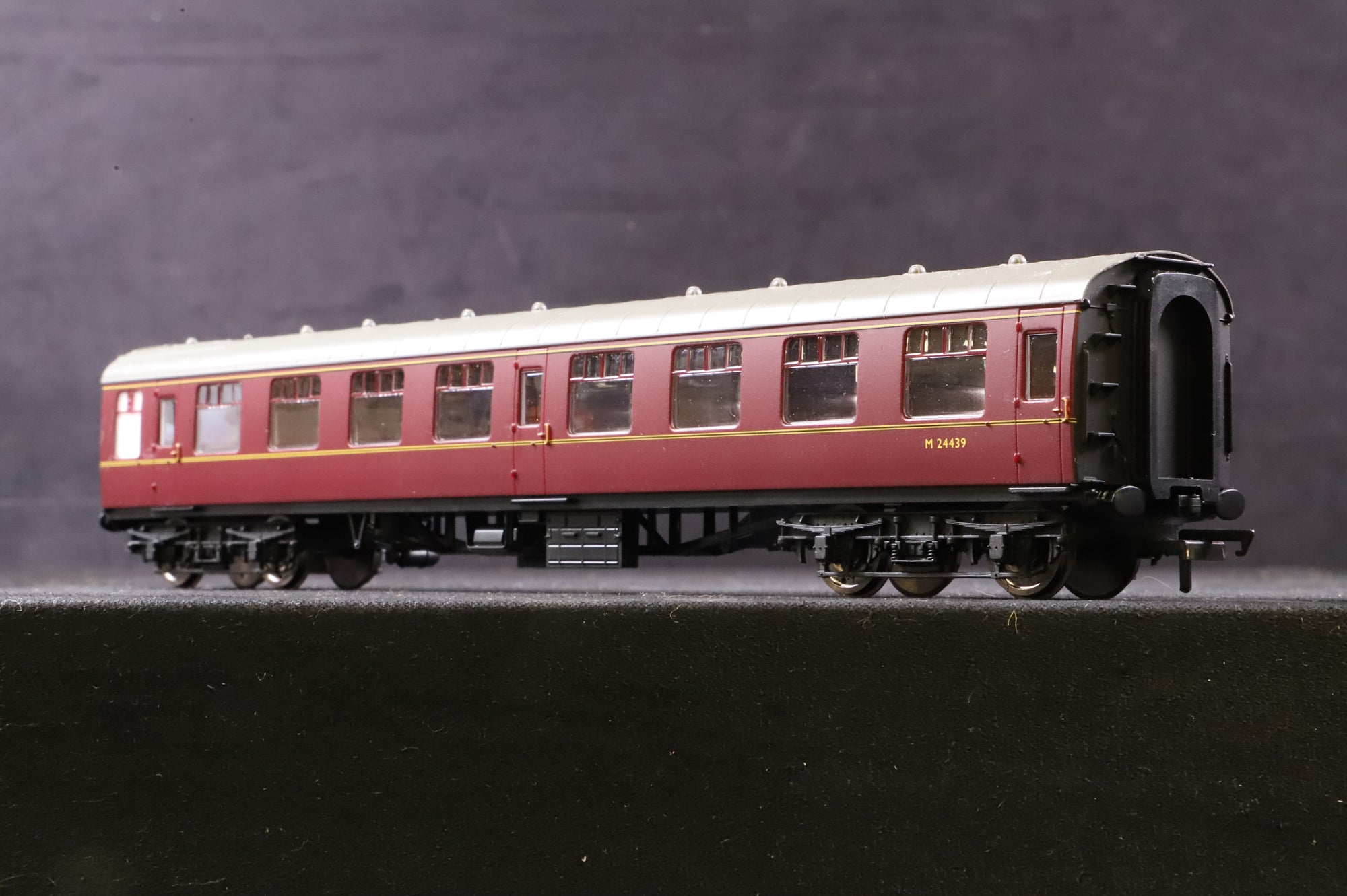 Hornby OO Rake Of 5 Mk1 BR Lined Maroon Coaches