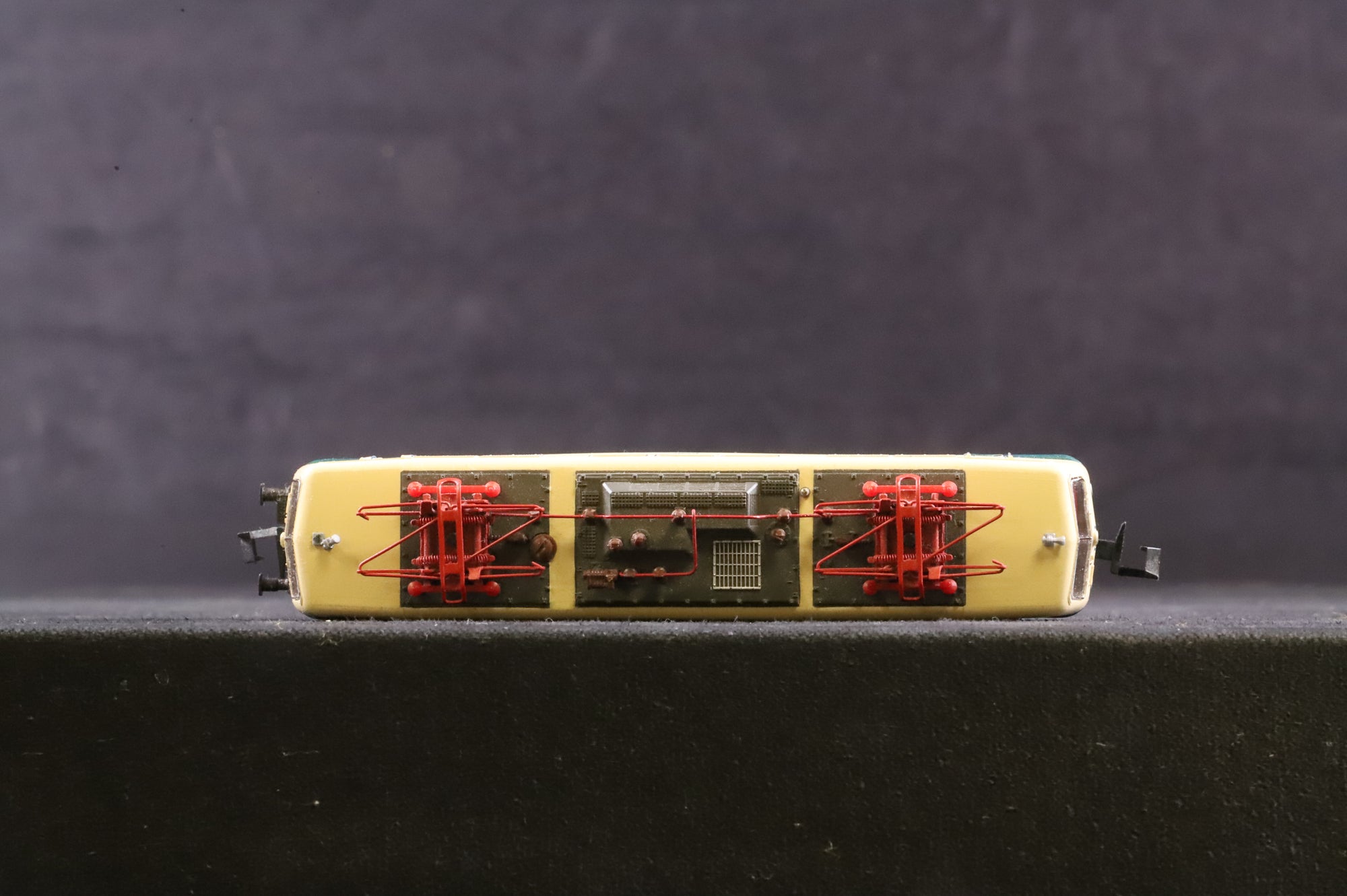 Minitrix N Gauge 12567 BR111 111044-4 in DB Blue/Cream