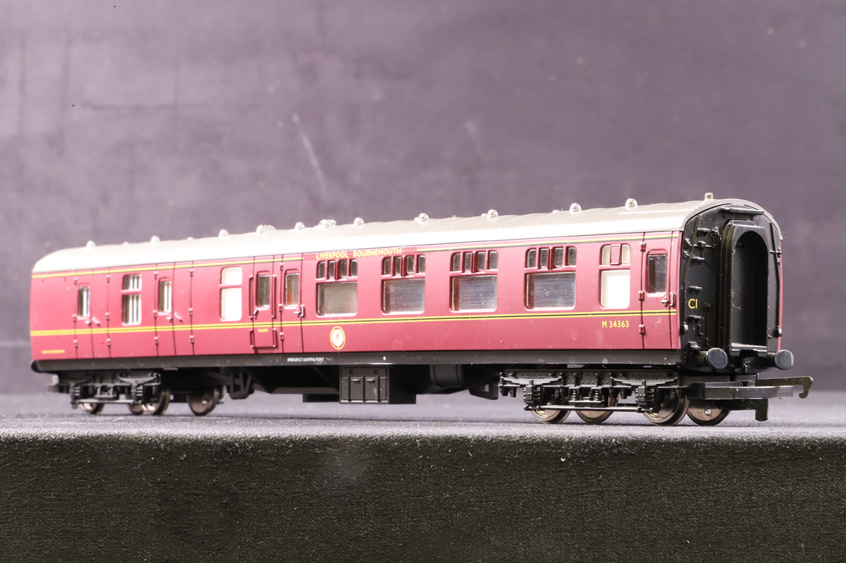 Hornby OO R4229 The Pines Express Coach Pack