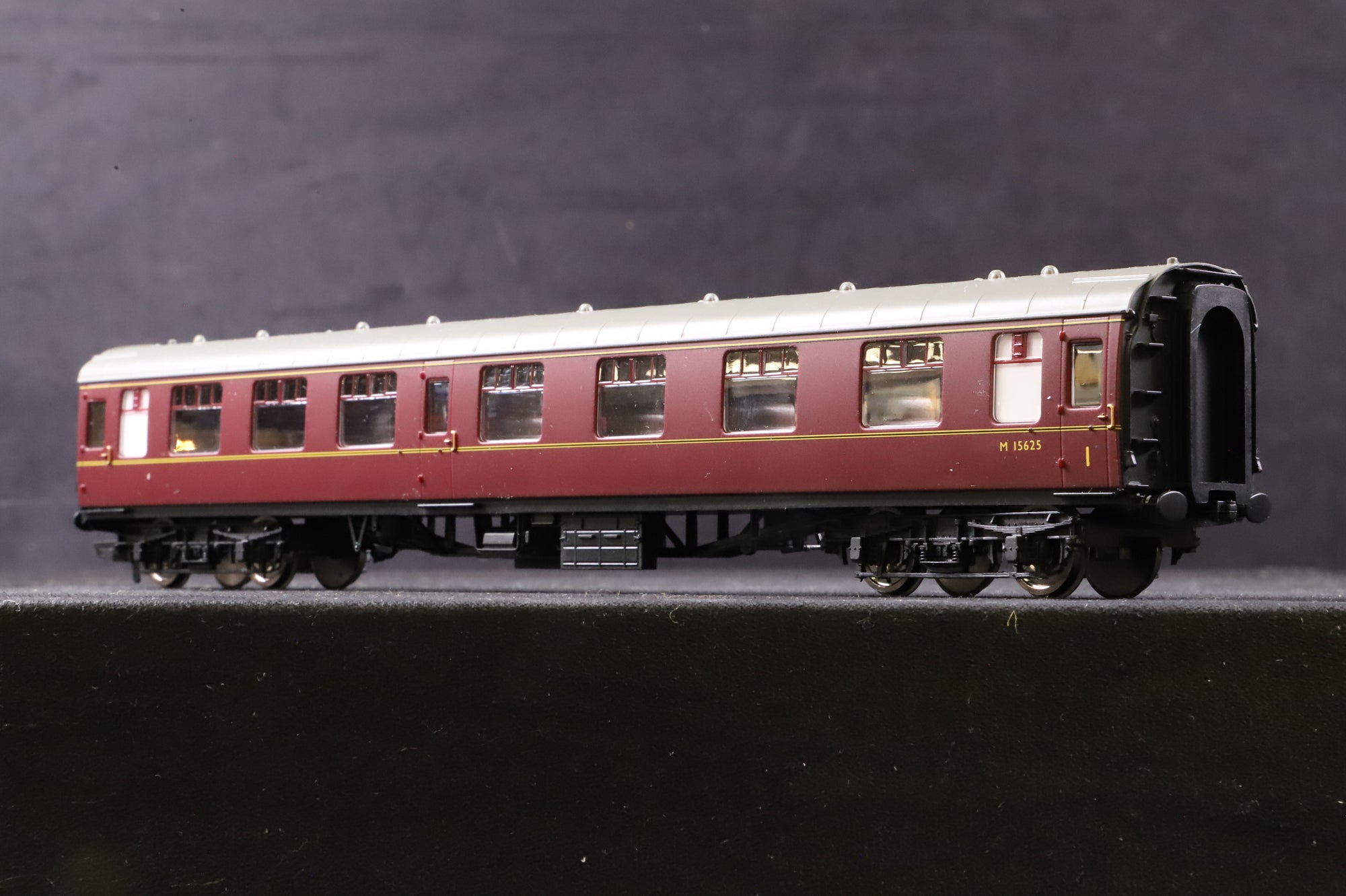 Hornby OO Rake Of 5 Mk1 BR Lined Maroon Coaches