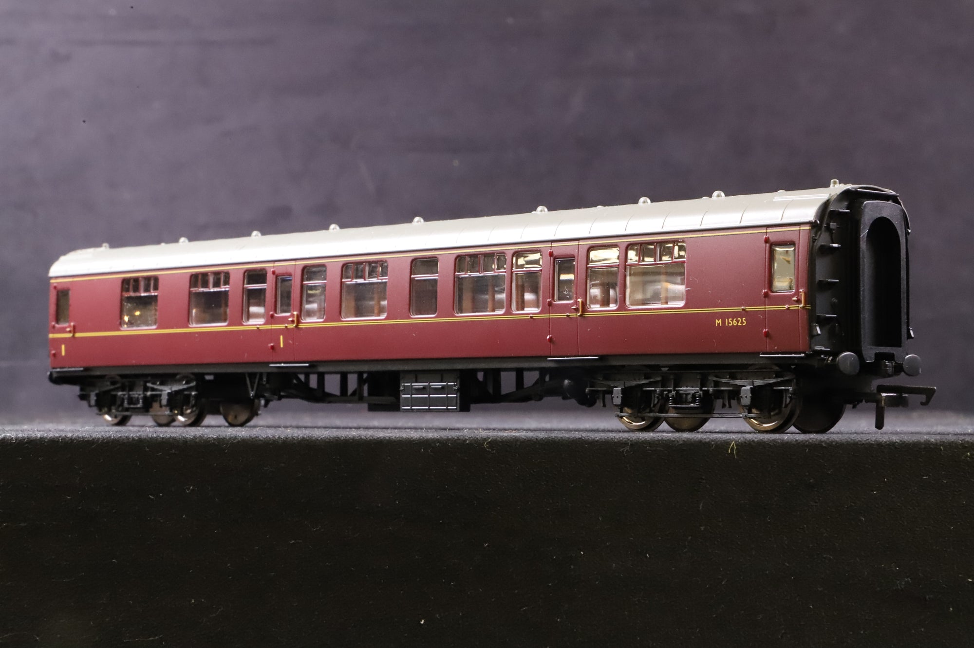 Hornby OO Rake Of 5 Mk1 BR Lined Maroon Coaches
