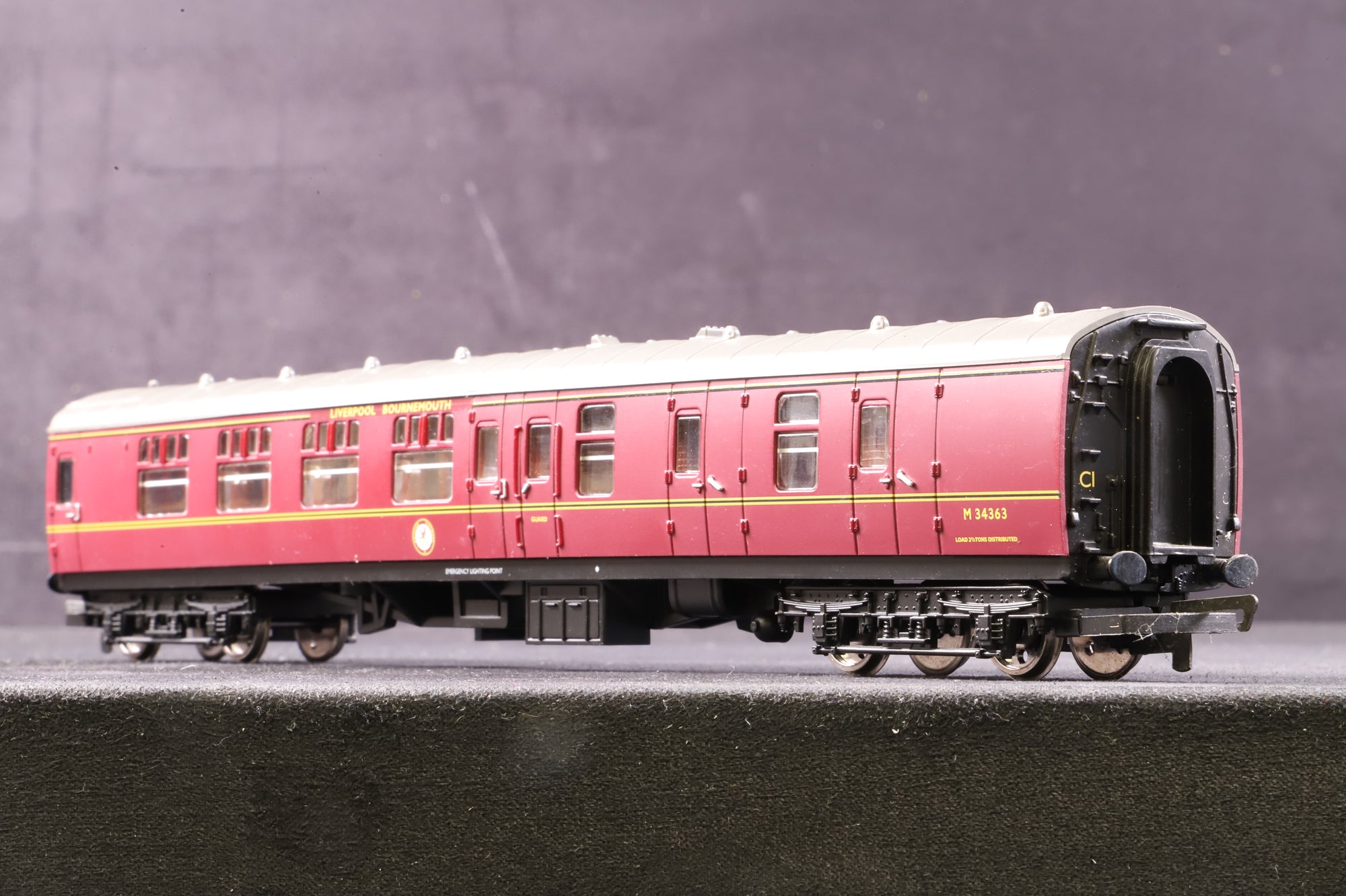 Hornby OO R4229 The Pines Express Coach Pack
