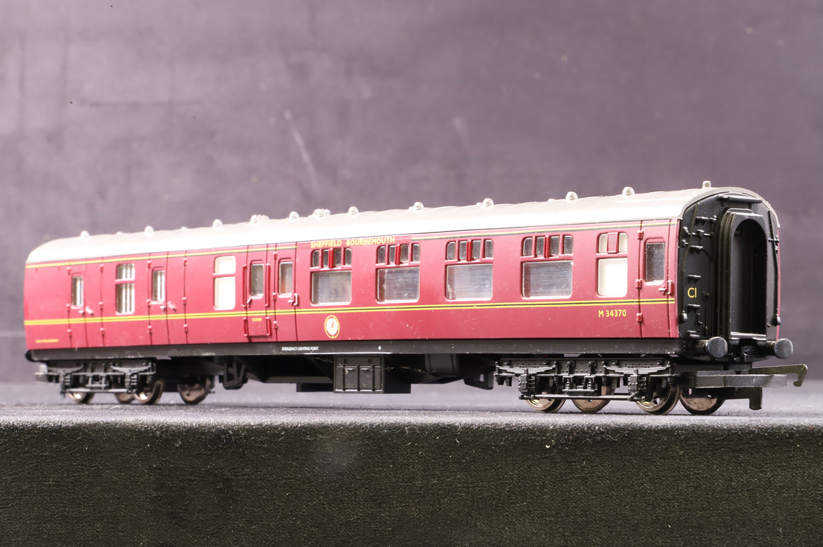 Hornby OO R4229 The Pines Express Coach Pack