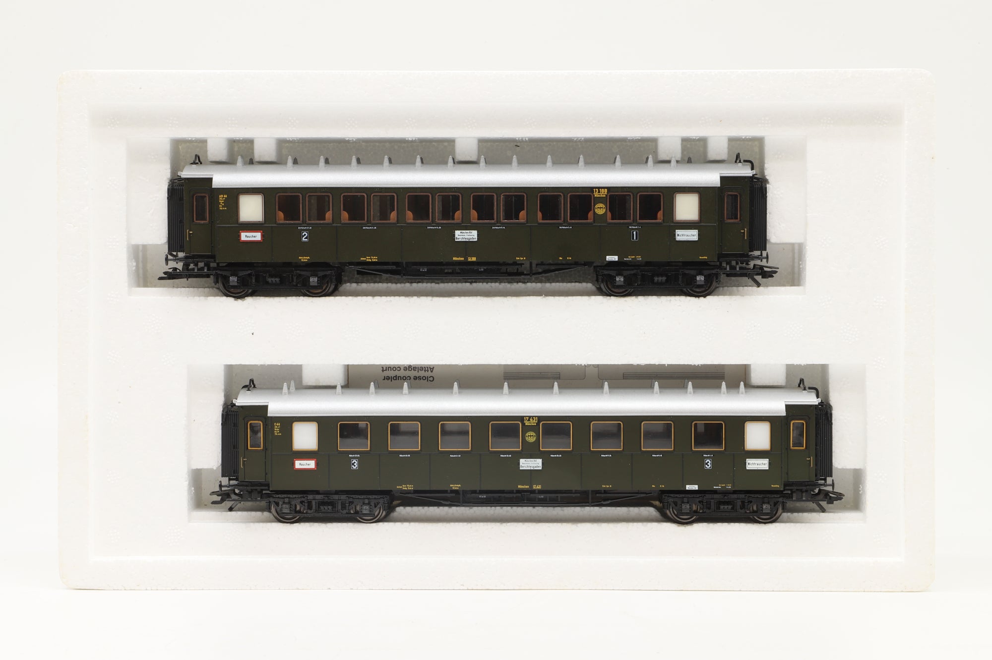 Marklin HO 4261 Set of 2 Express Passenger Coaches DRG