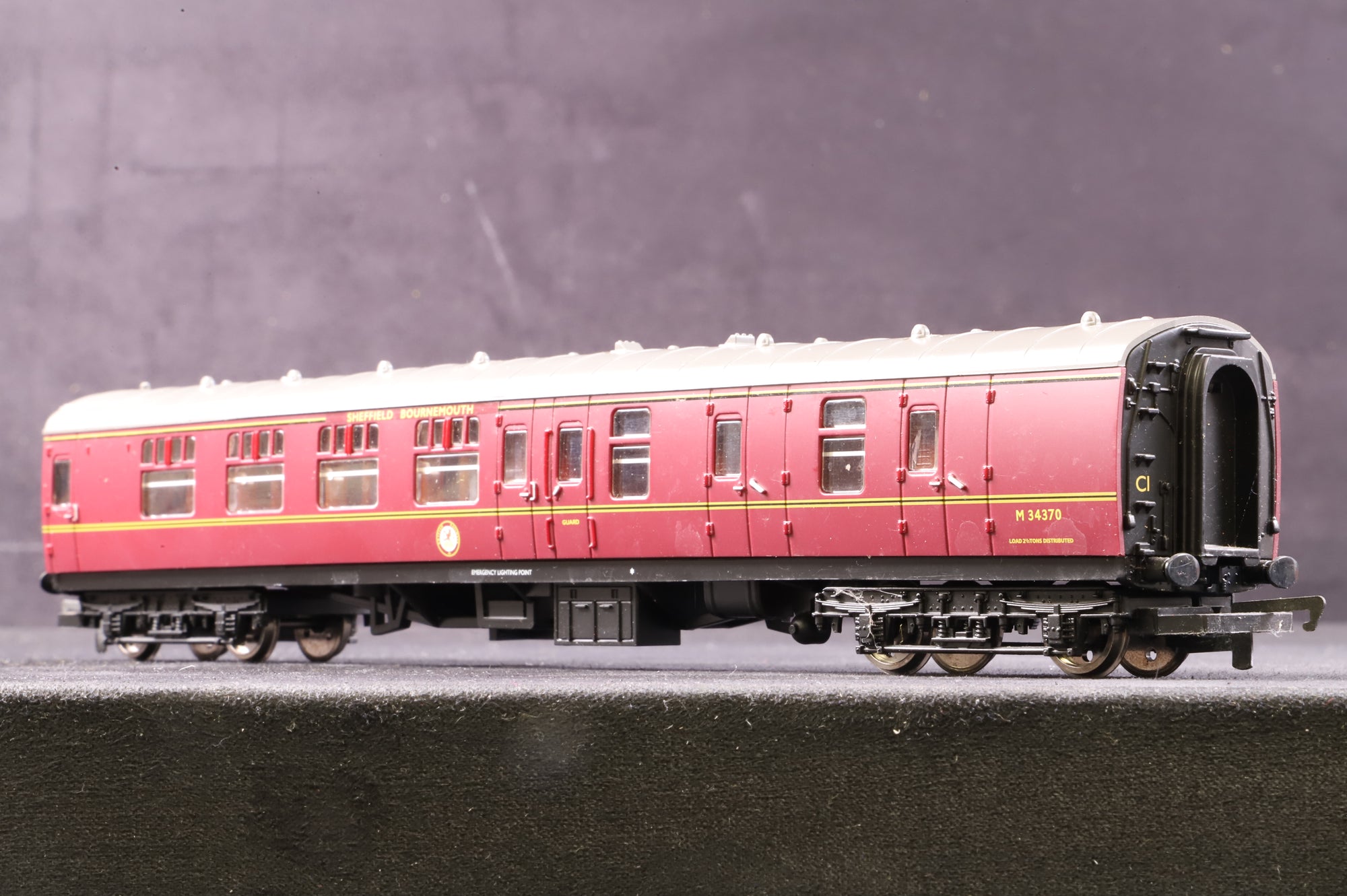 Hornby OO R4229 The Pines Express Coach Pack