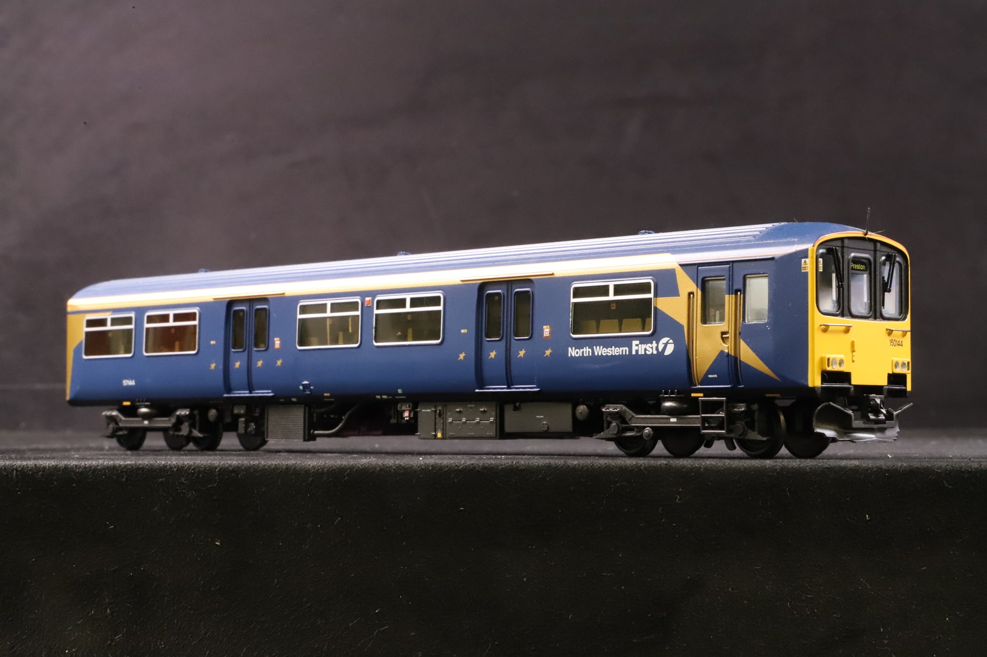 Bachmann OO 32-925 Class 150/1 DMU 2 Car First Northwestern DCC Sound